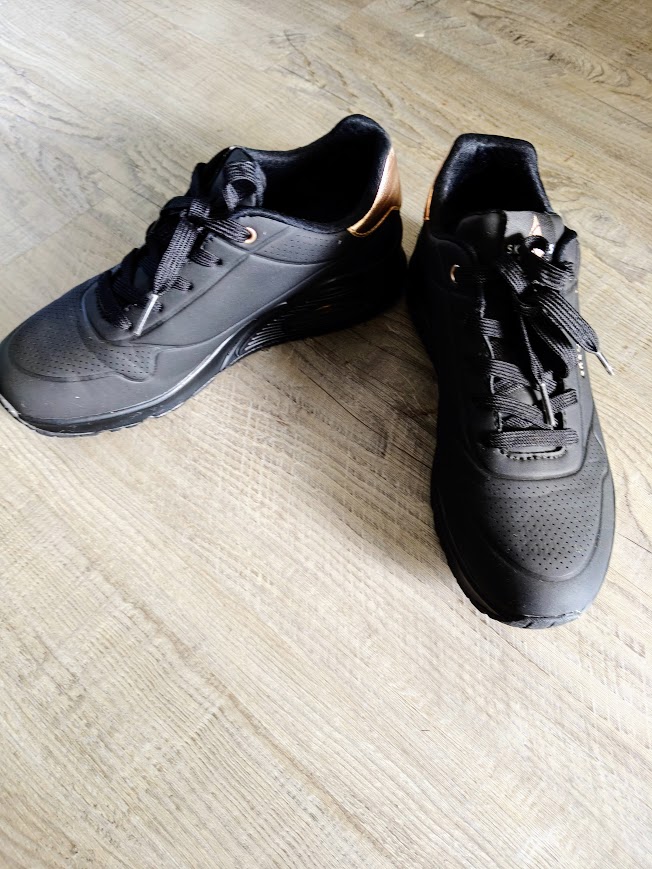Basket marque SKECHERS , noir pointure 39
