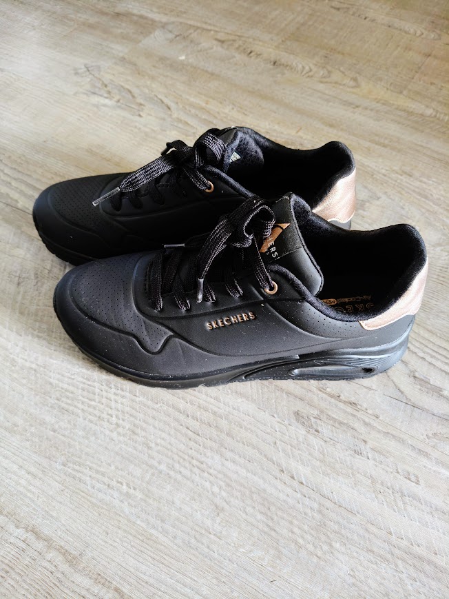 Basket marque SKECHERS , noir pointure 39