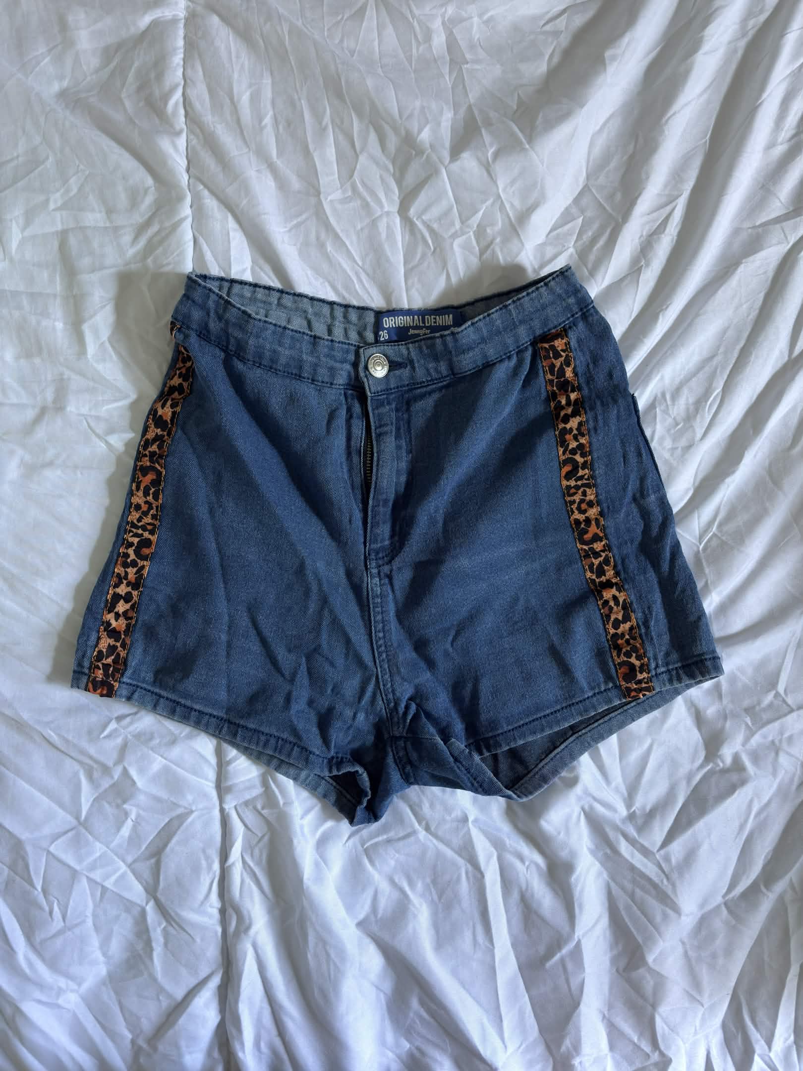Short en jean taille haute avec bande léopard