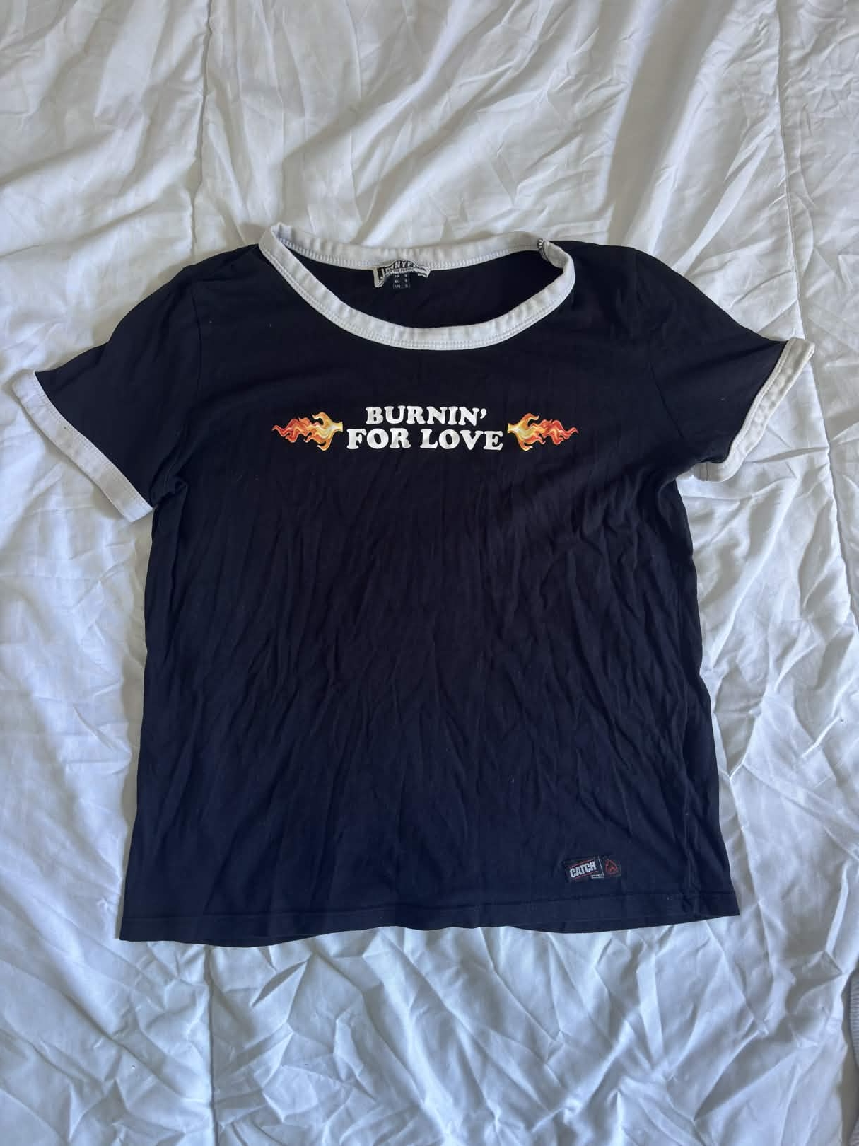 T-shirt noir à message “Burnin’ for love”