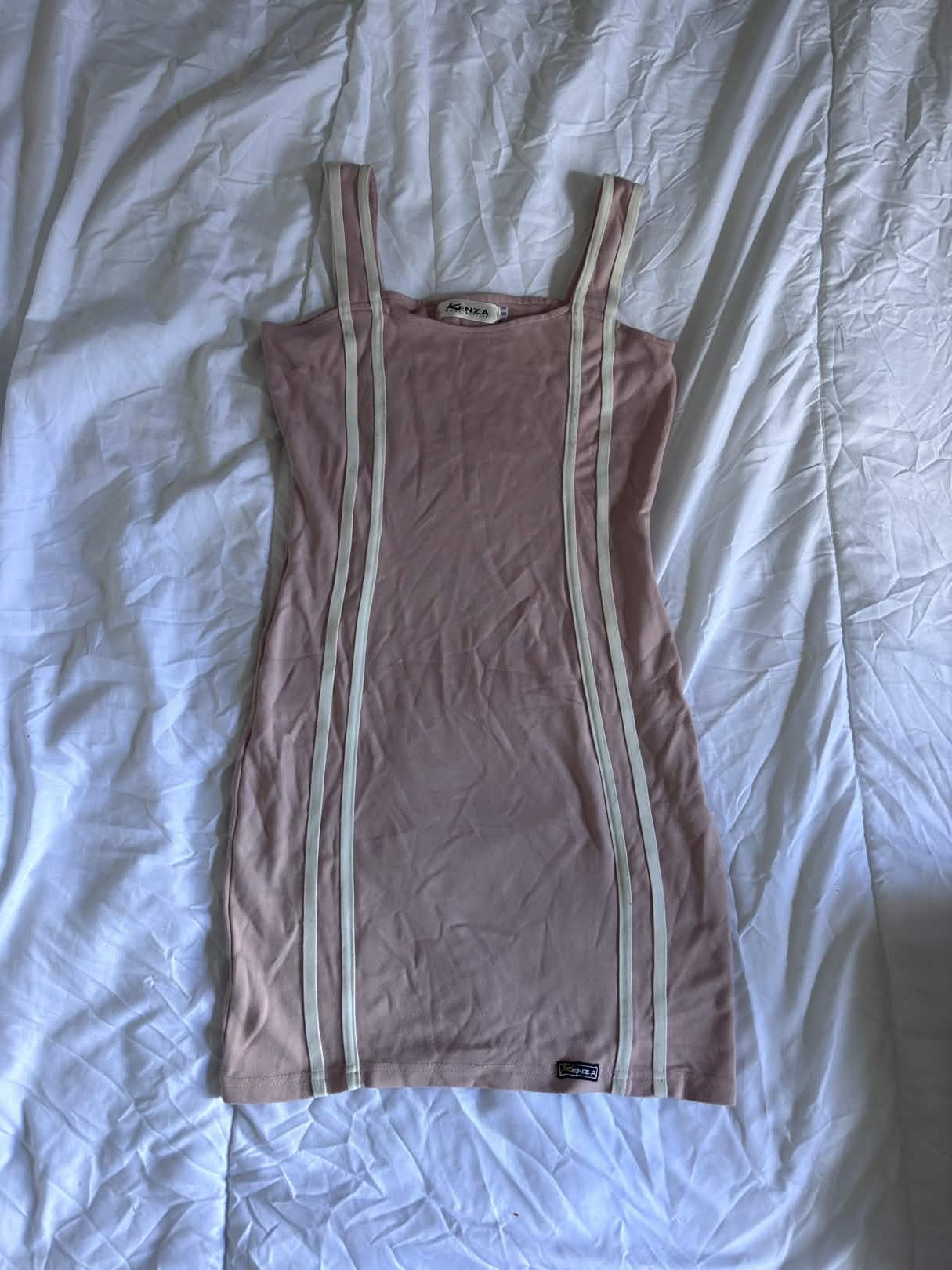 Robe rose à bandes blanches