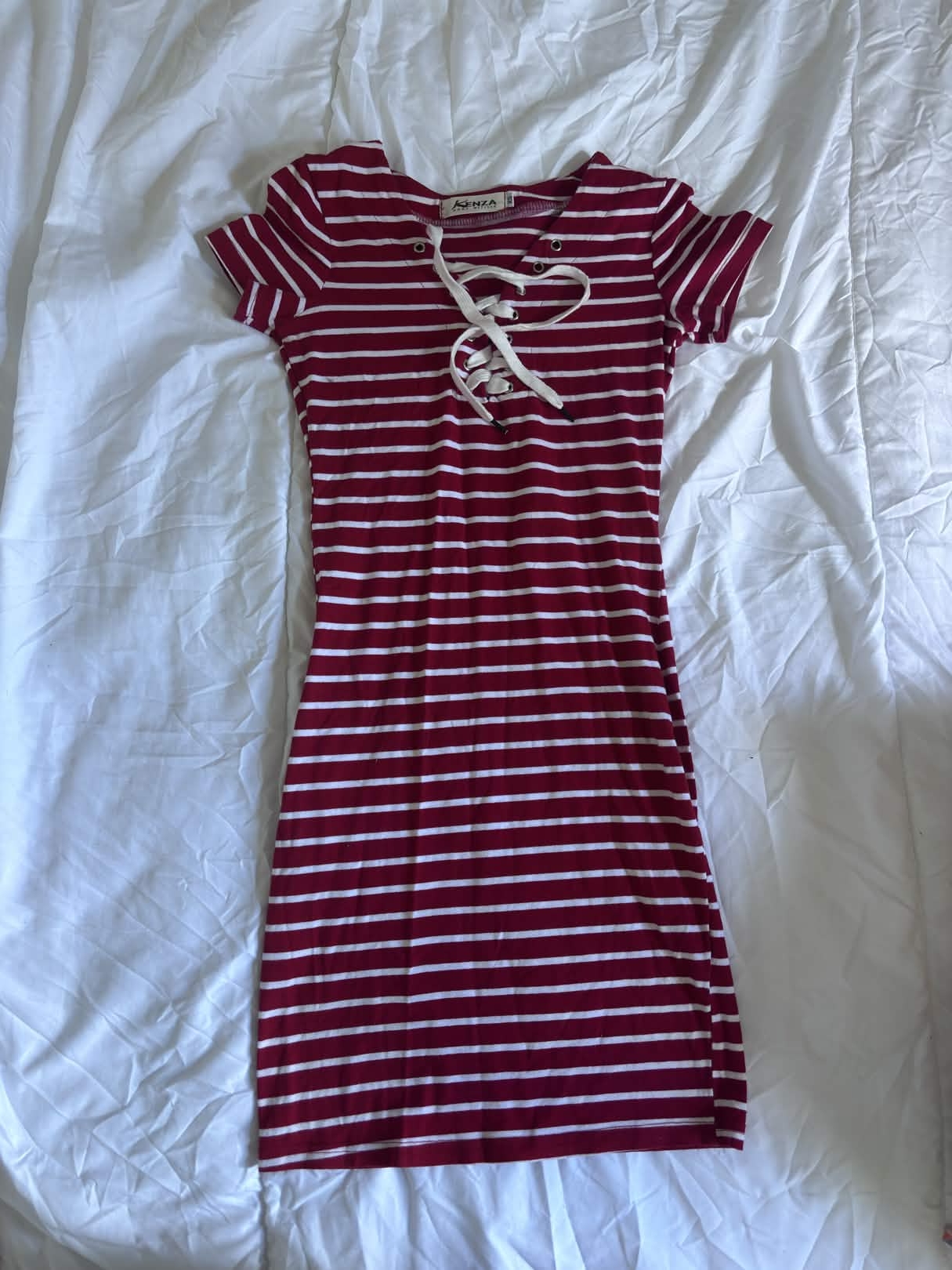 Robe bordeaux rayée avec laçage au décolleté