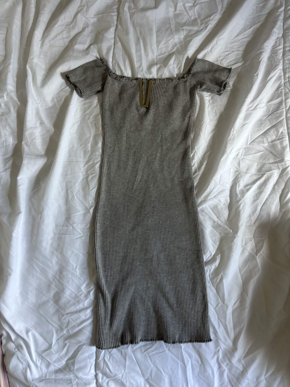Robe grise épaules nues