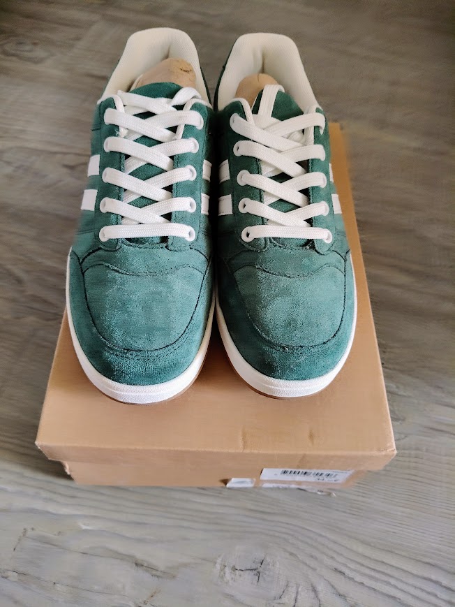 Paire de basket vert P39 NEUF