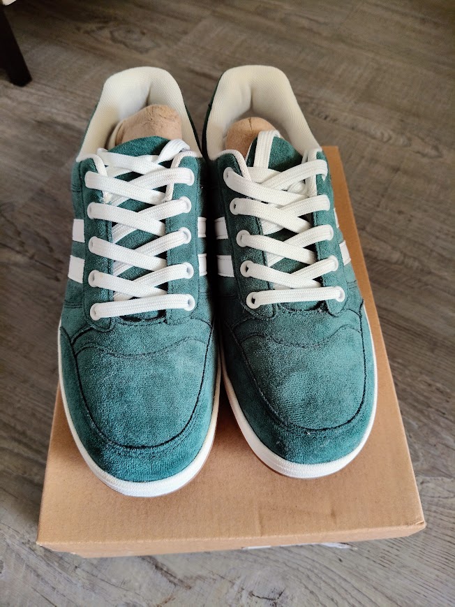 Paire de basket vert P39 NEUF
