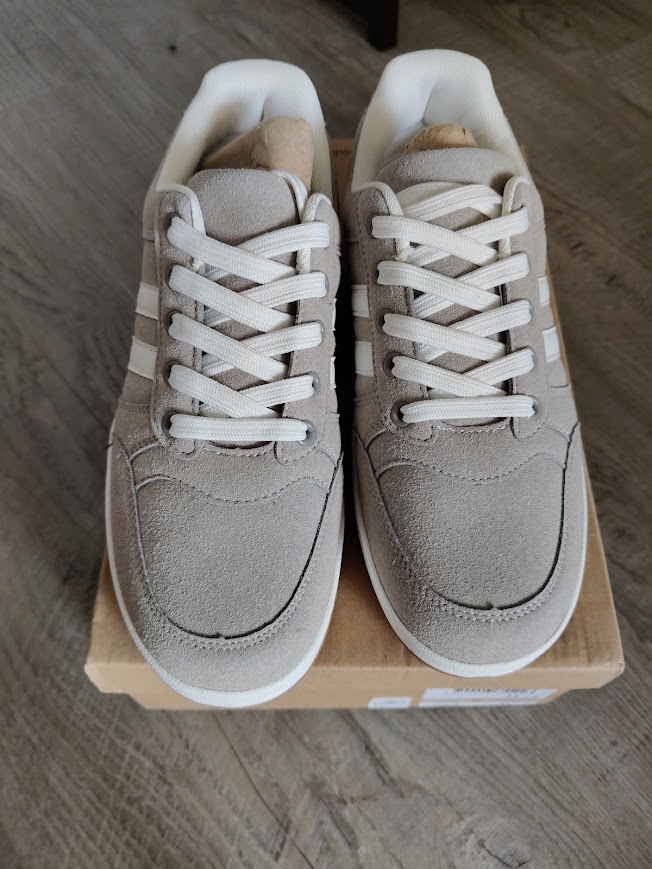 Paire de basket gris P39 NEUF