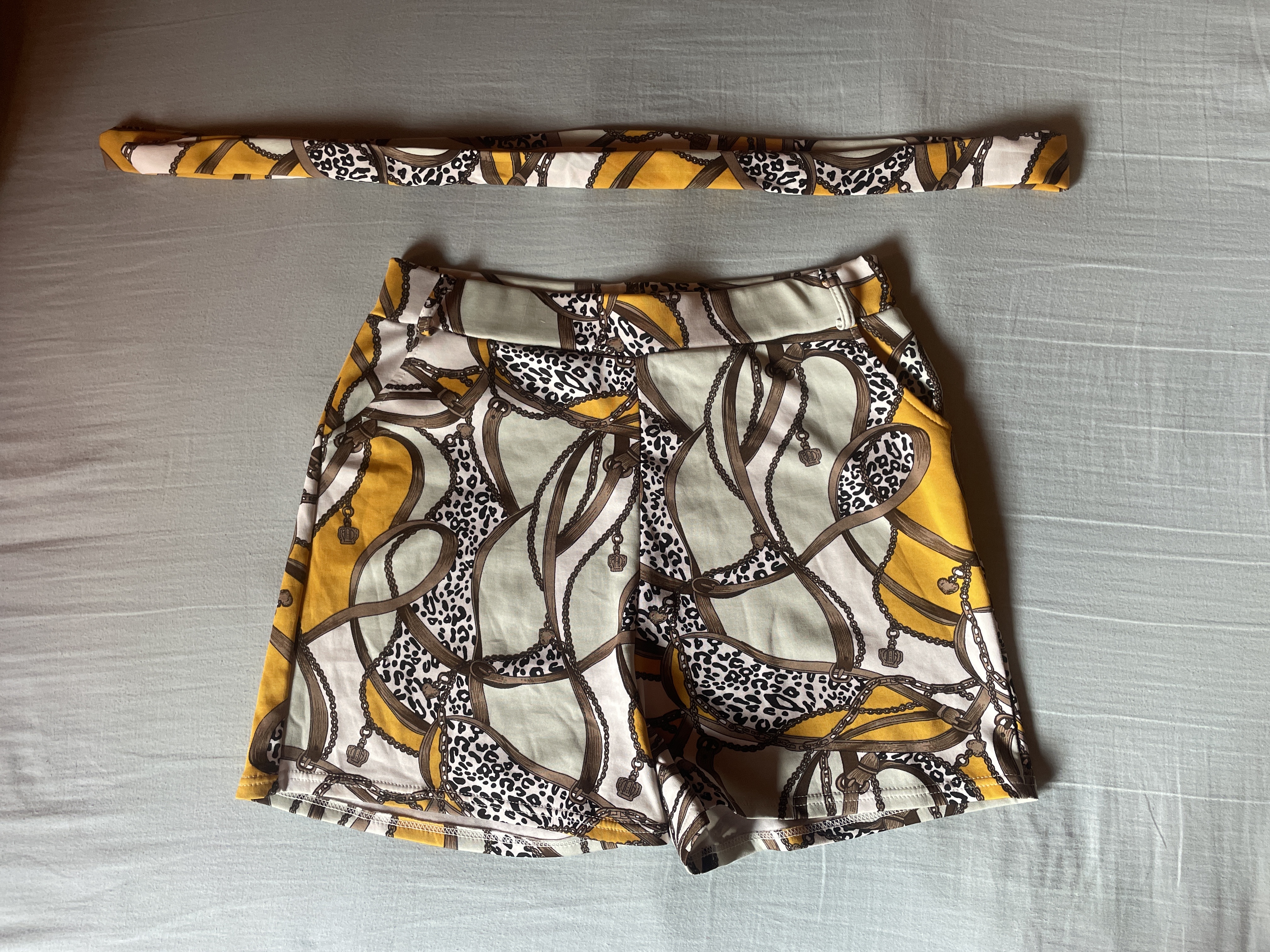 Short à motif jaune