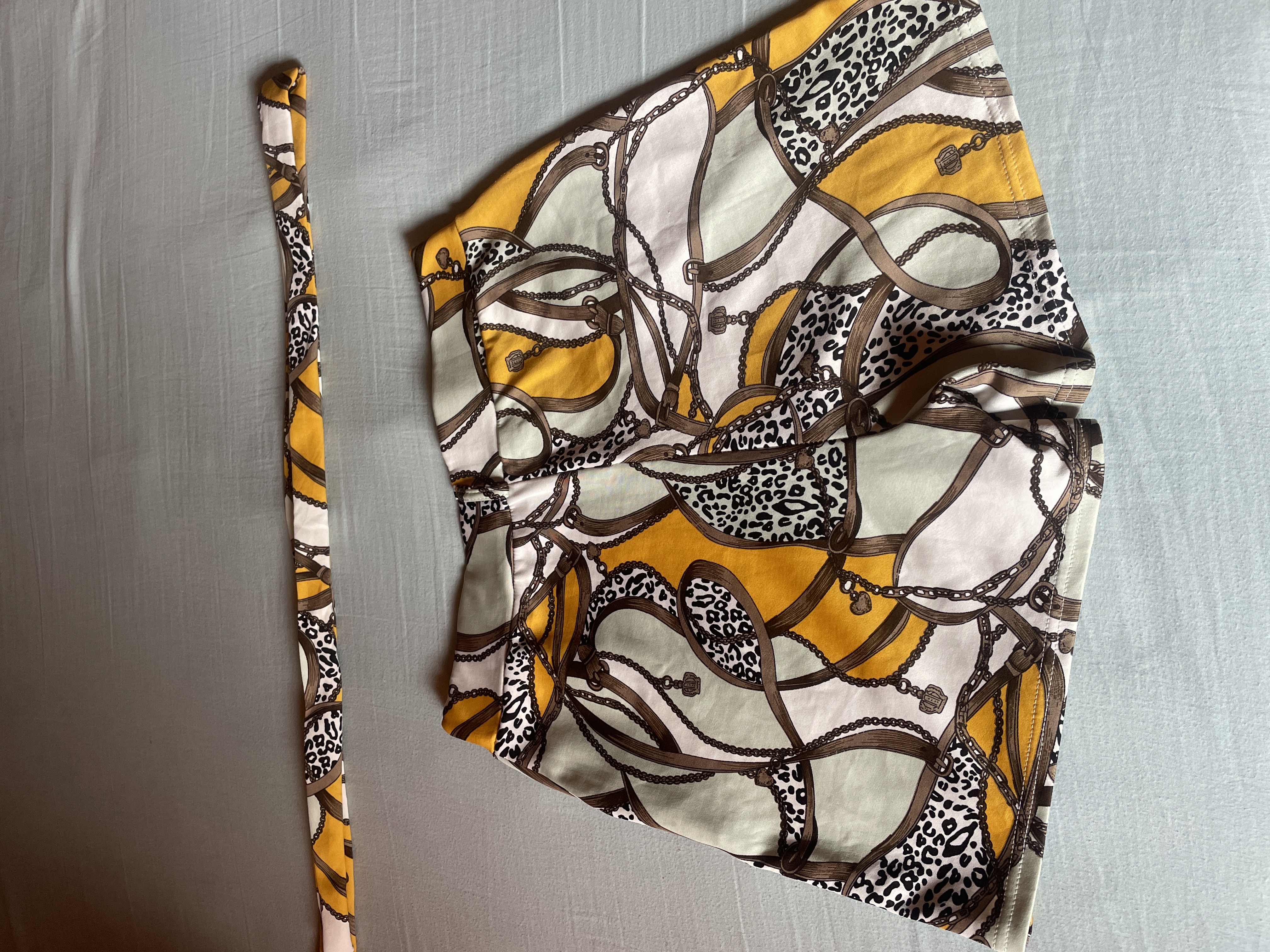 Short à motif jaune