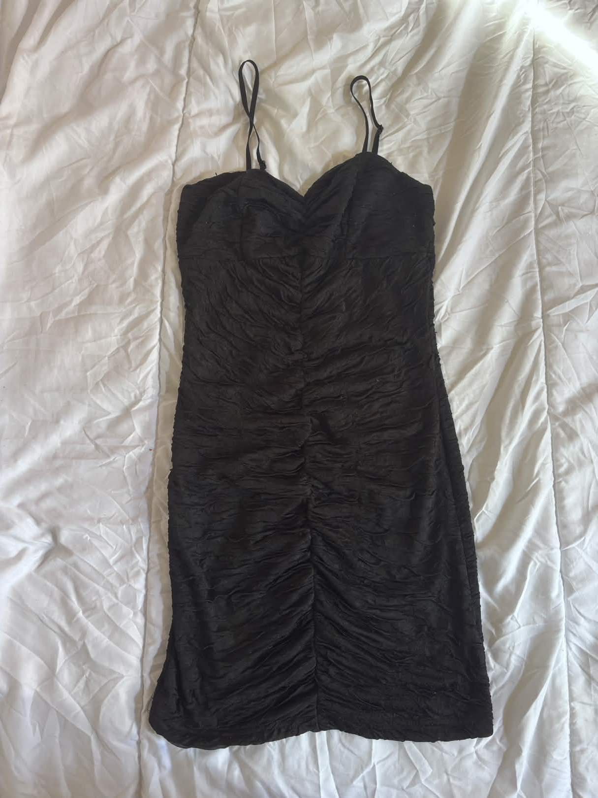 Robe noire froncée