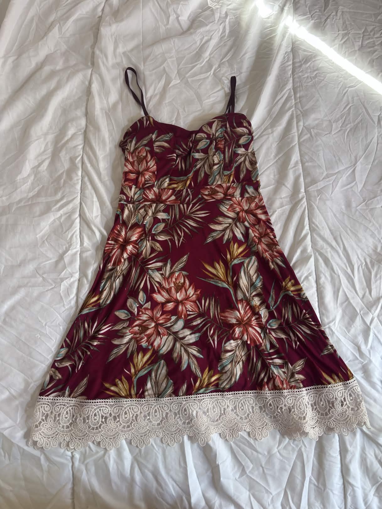 Robe bordeaux à fleurs tropicales