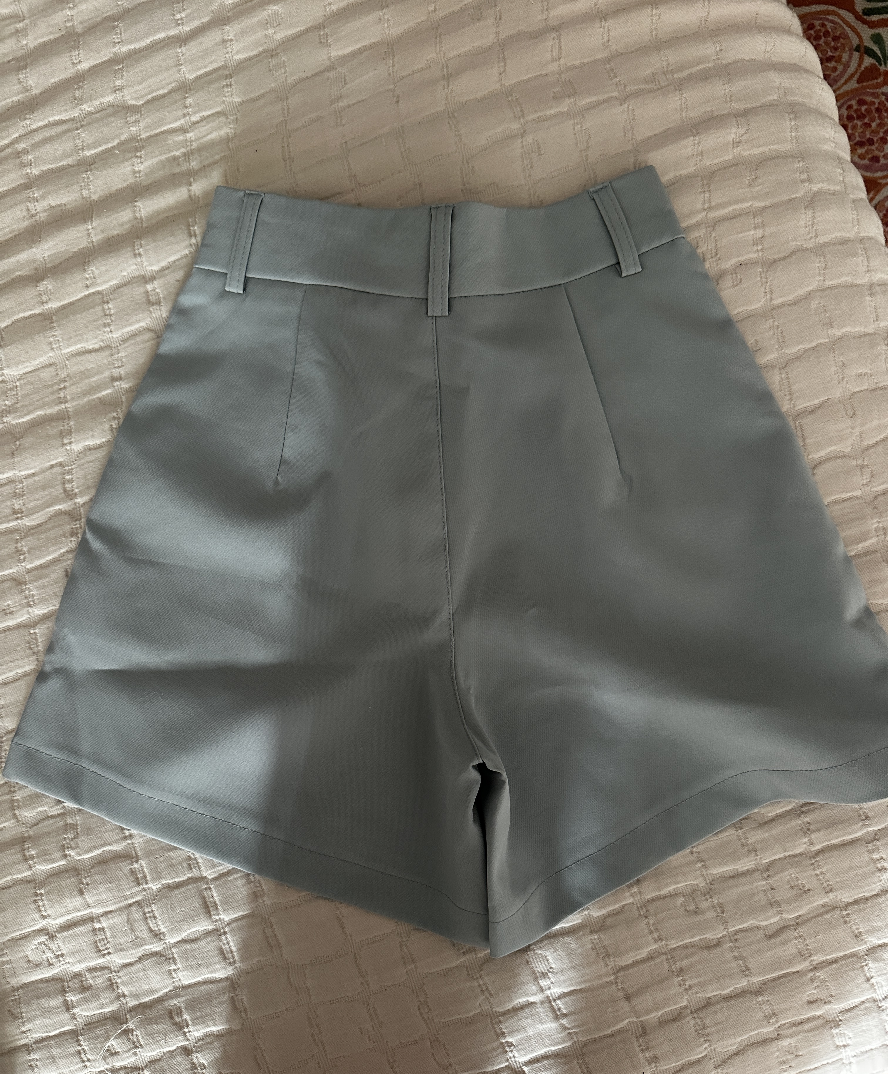 Short mi-long style tailleur bleu clair