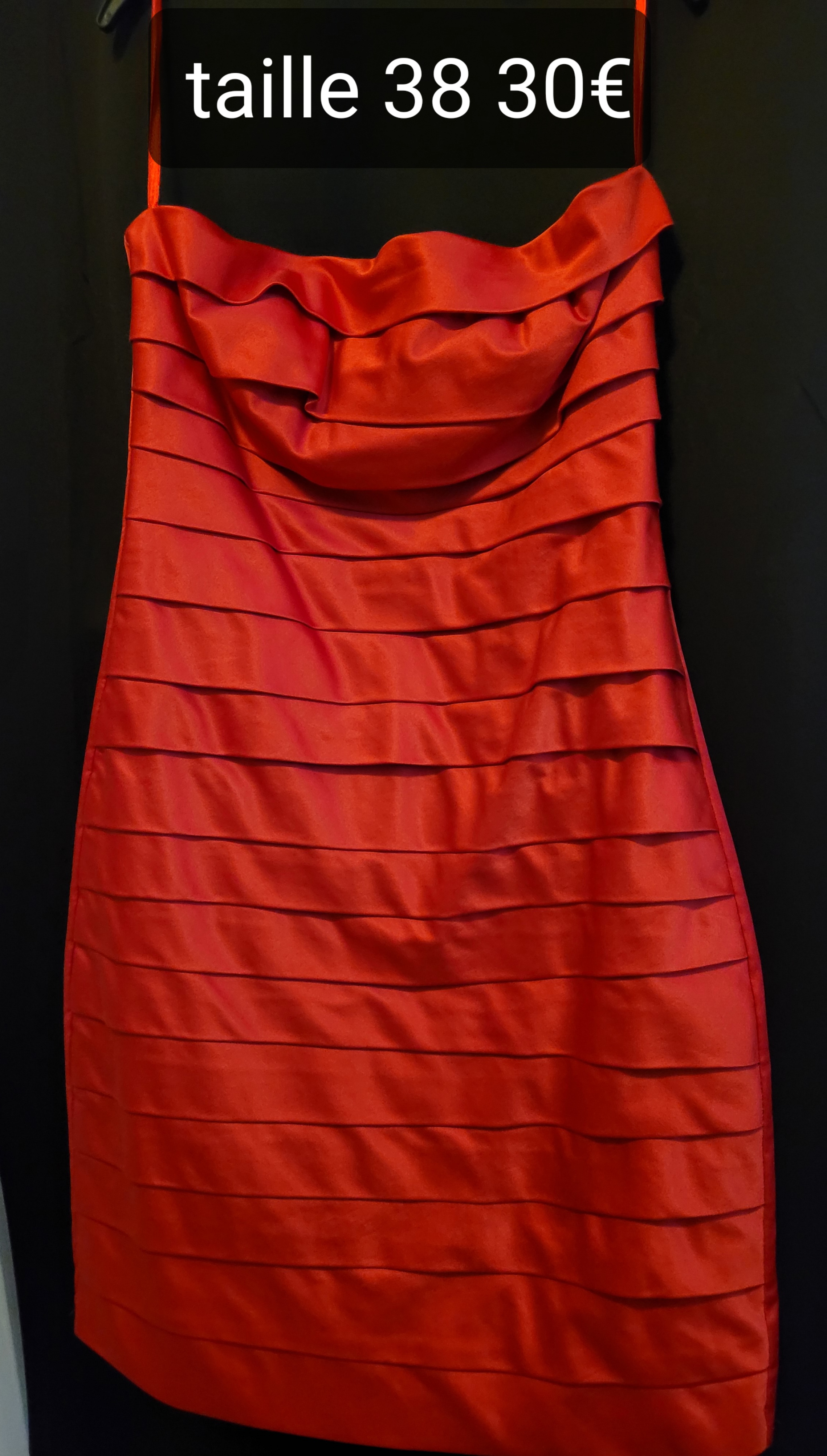 Vend robe en satin rouge