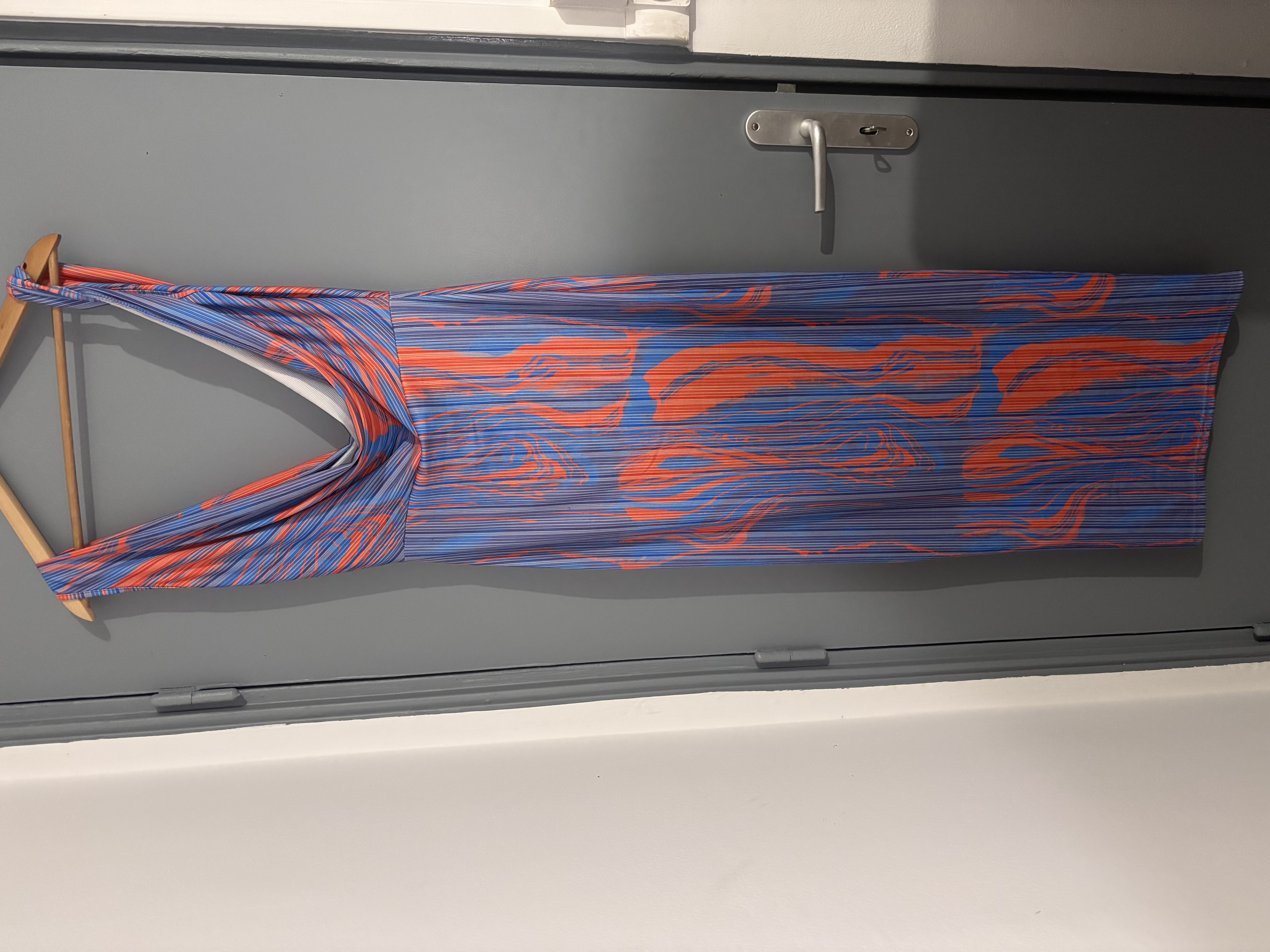 Robe longue moulante bleu et orang motif abstrait