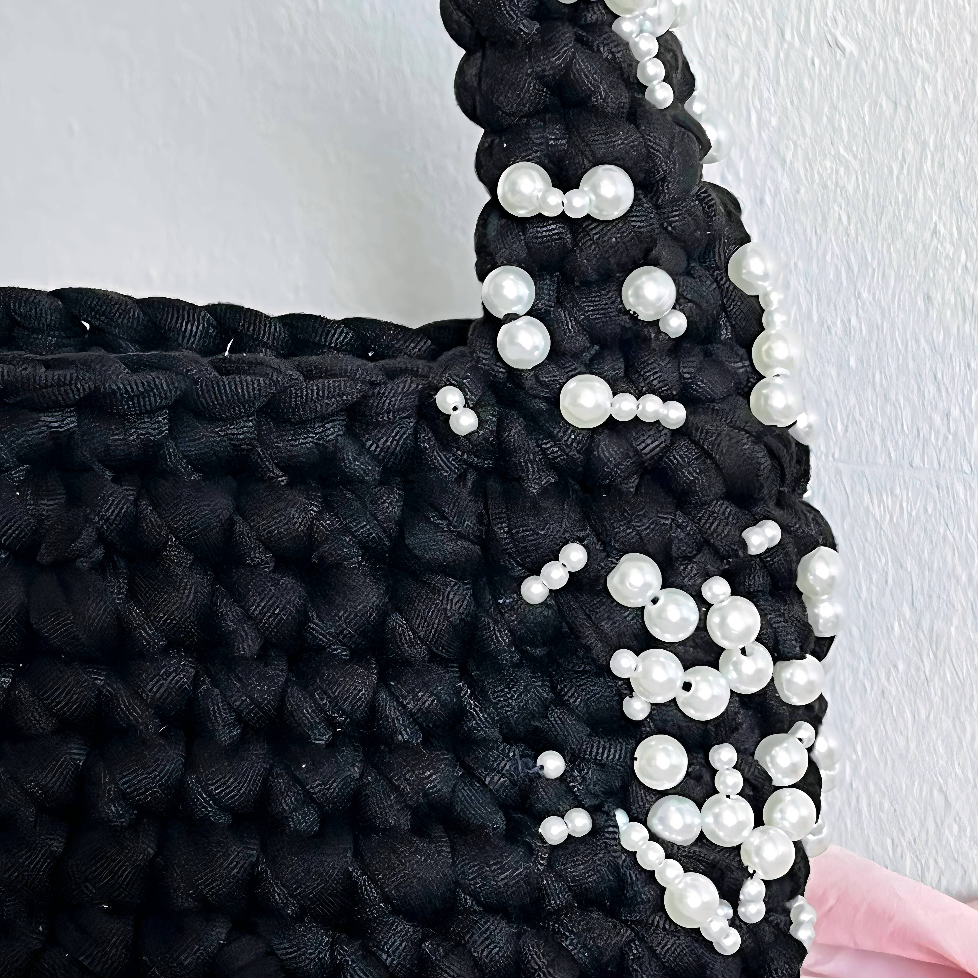 Sac en crochet brodé de ses perles blanche.