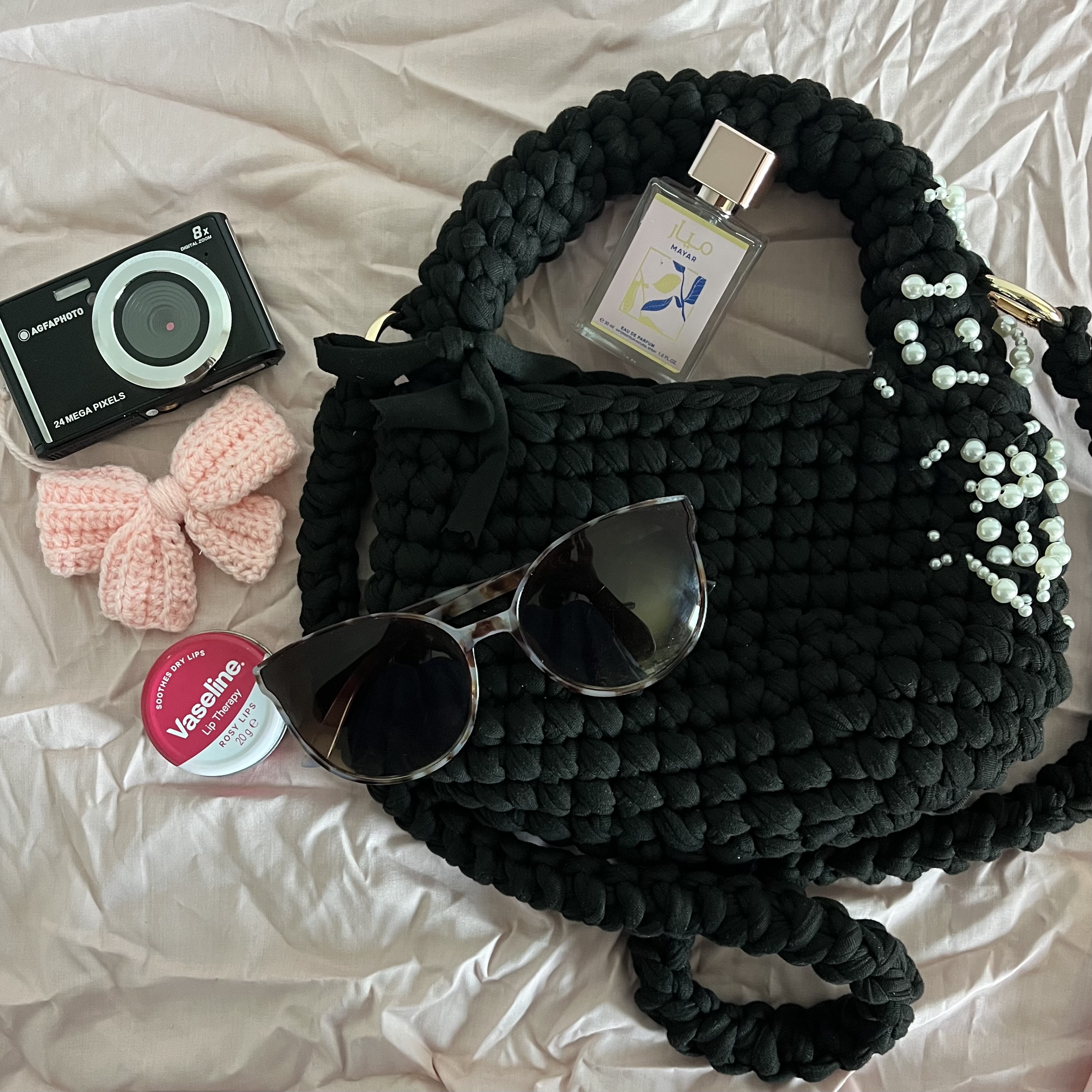 Sac en crochet brodé de ses perles blanche.