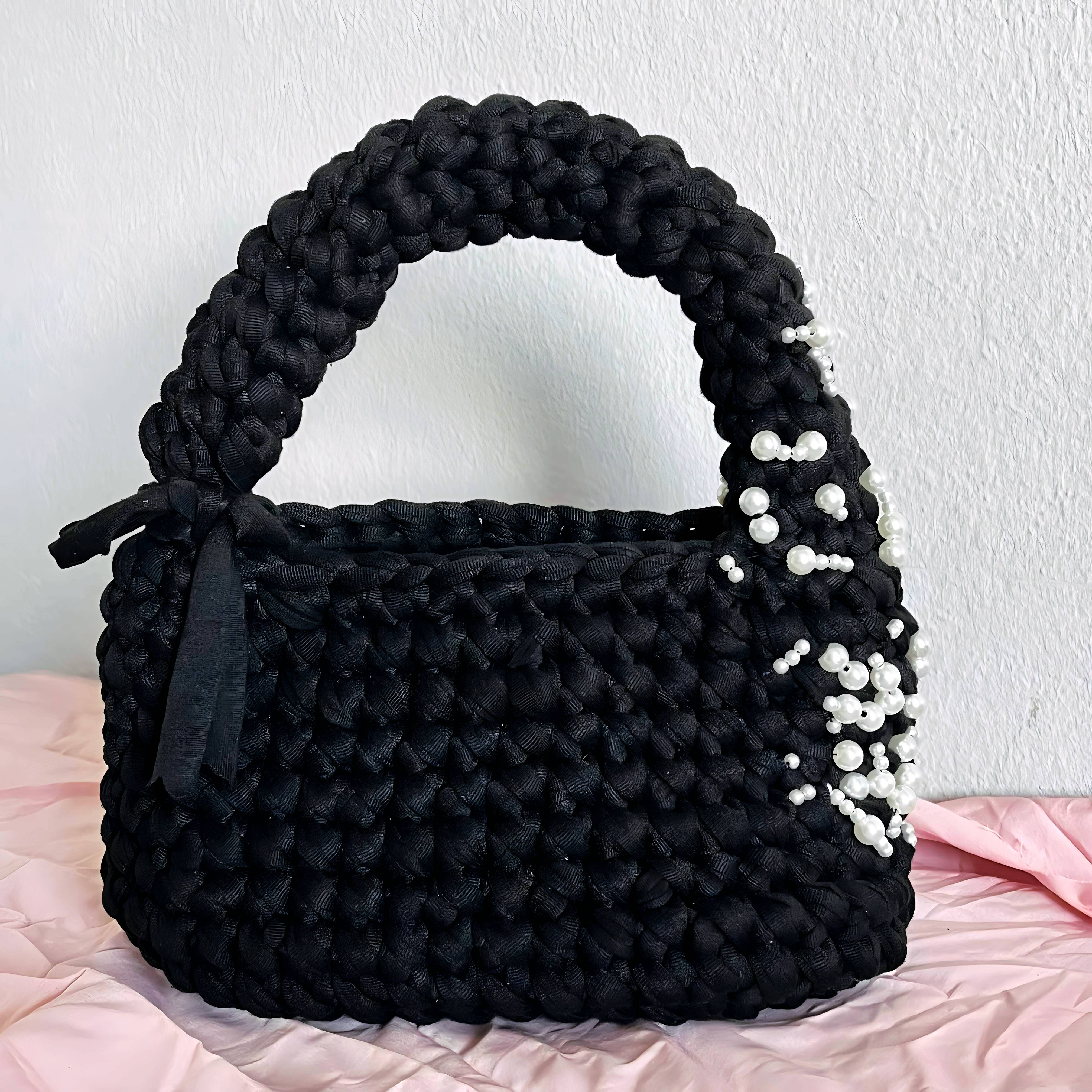 Sac en crochet brodé de ses perles blanche.