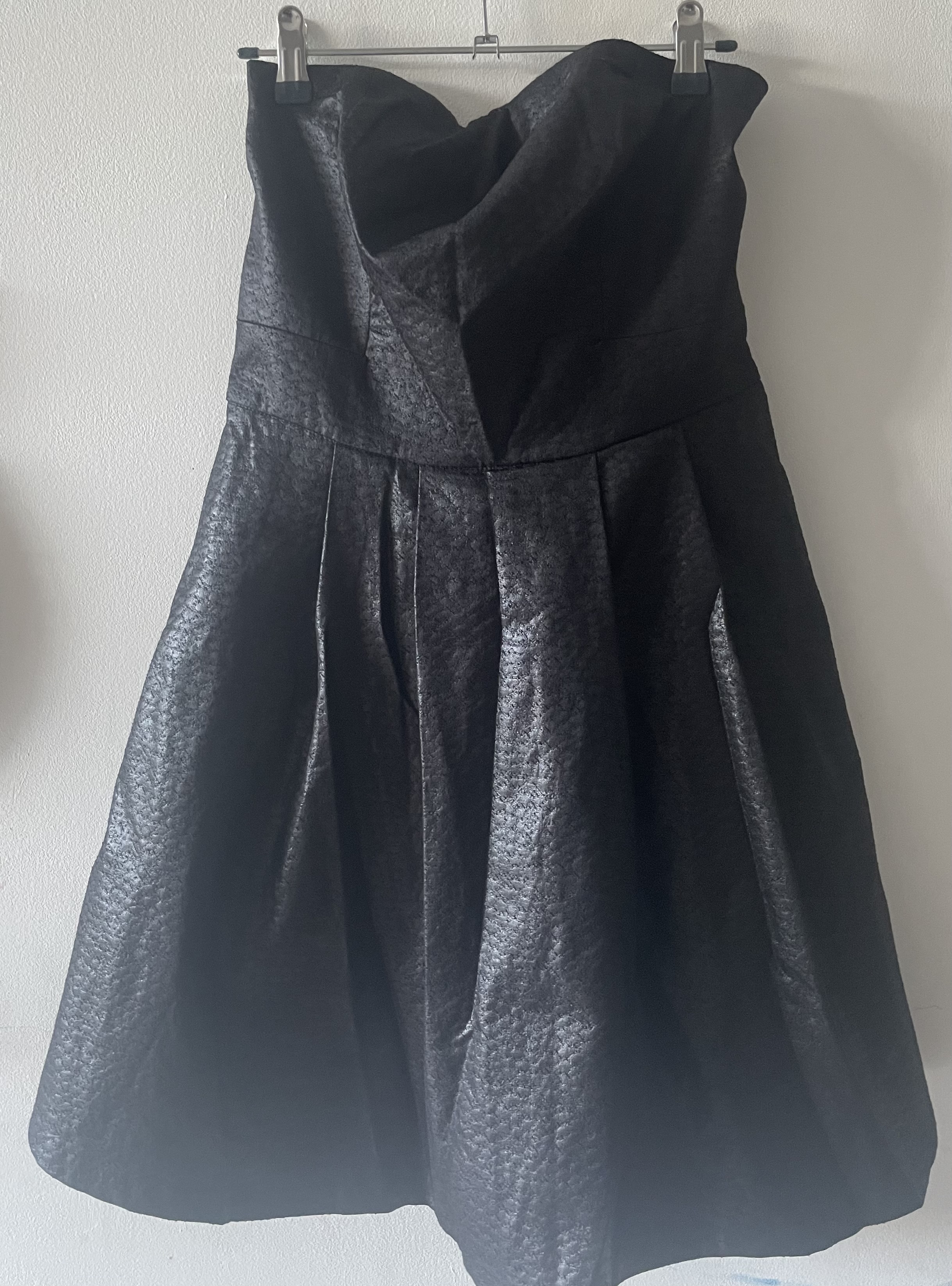 Robe courte noir avec noeud