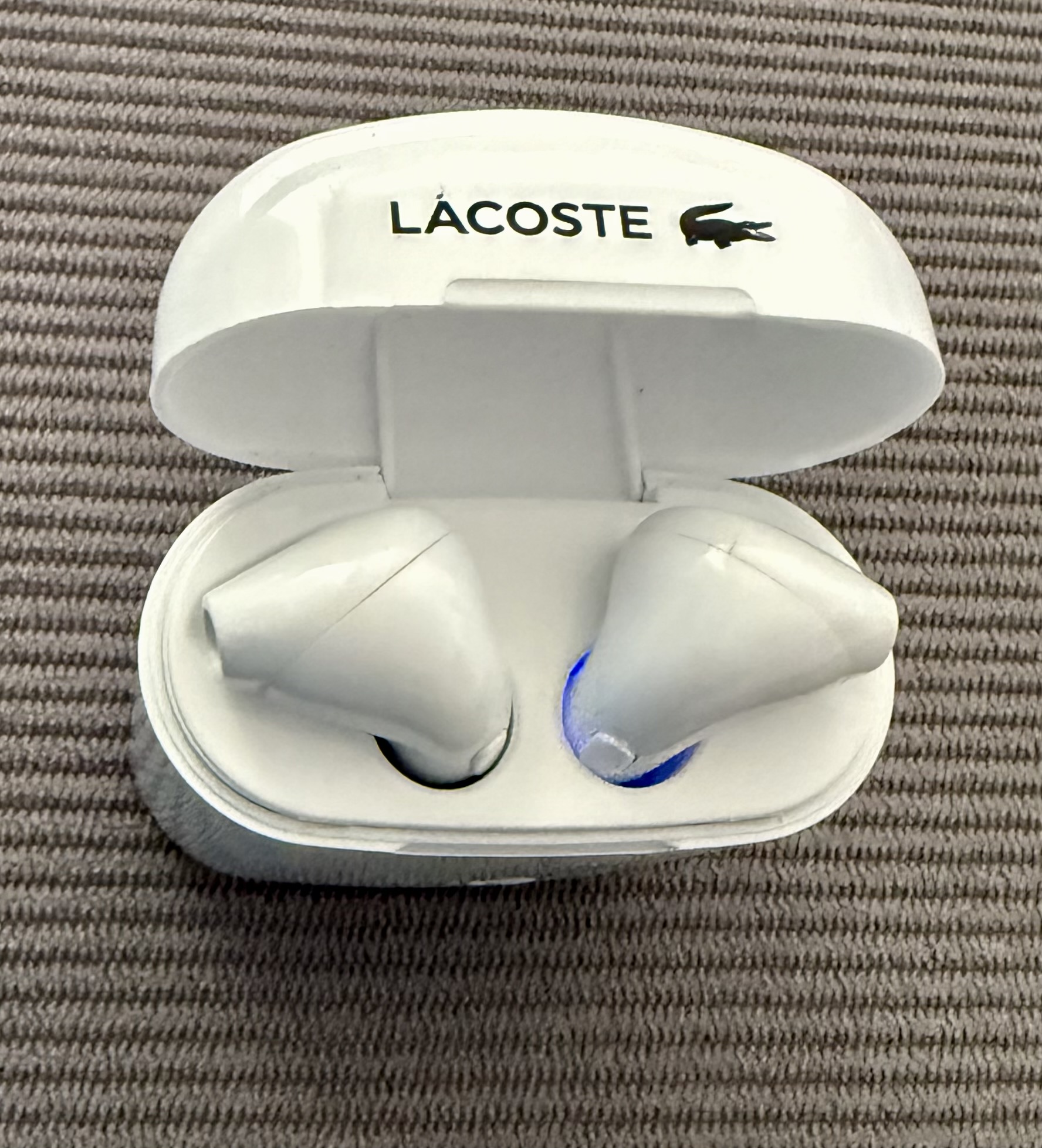 Écouteurs Bluetooth Lacoste + câble de charge