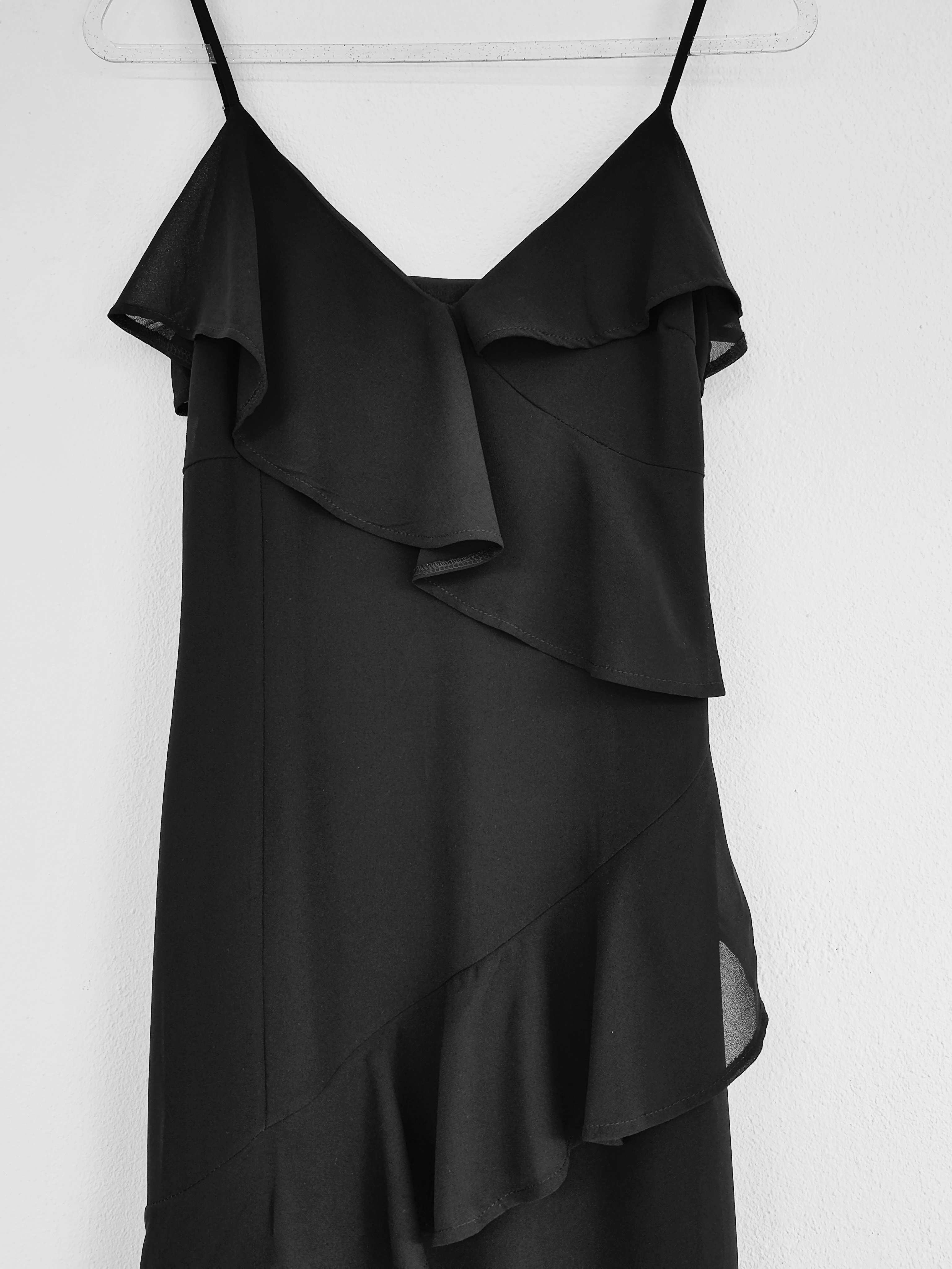 Robe noire à volants