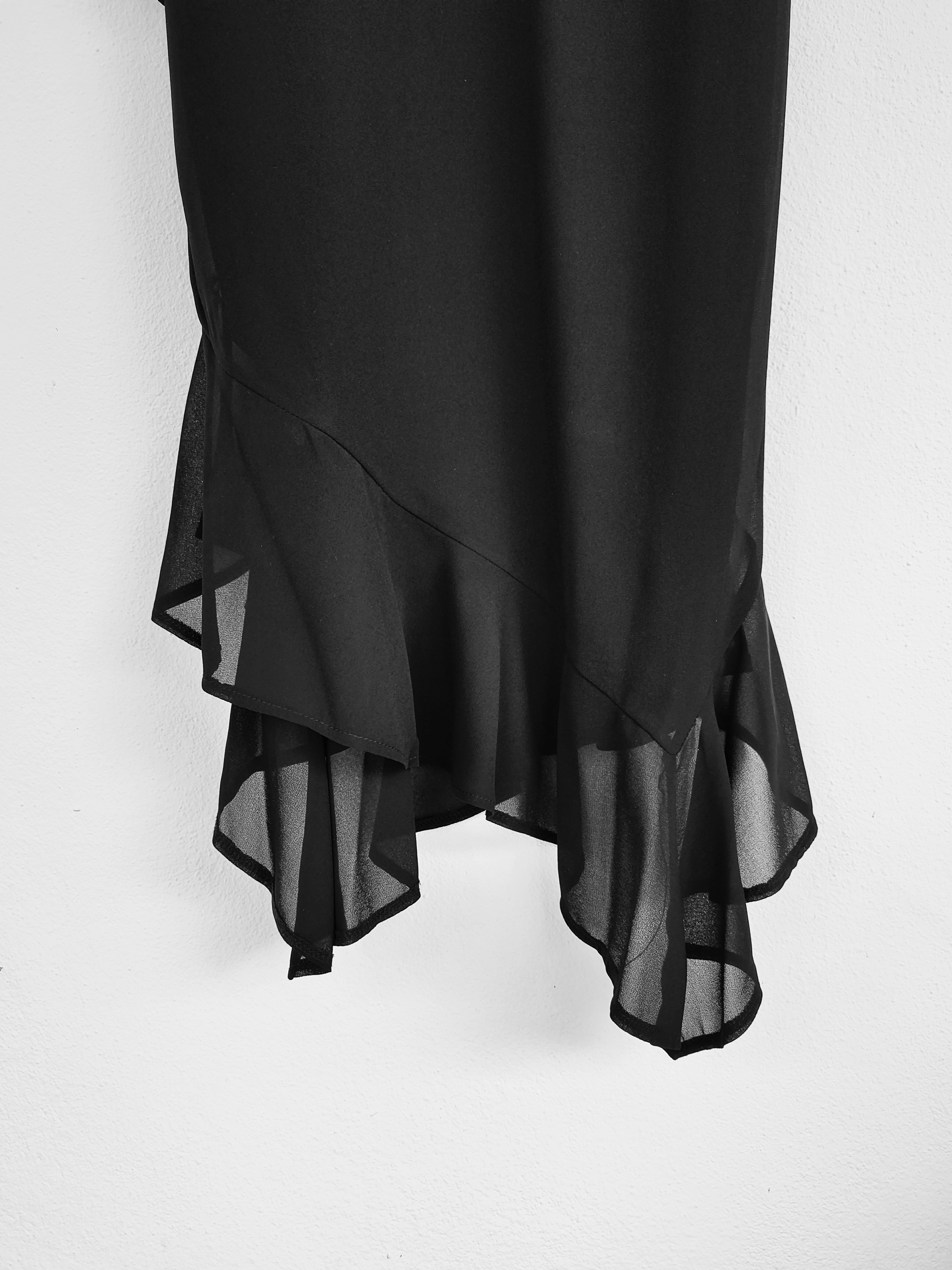 Robe noire à volants