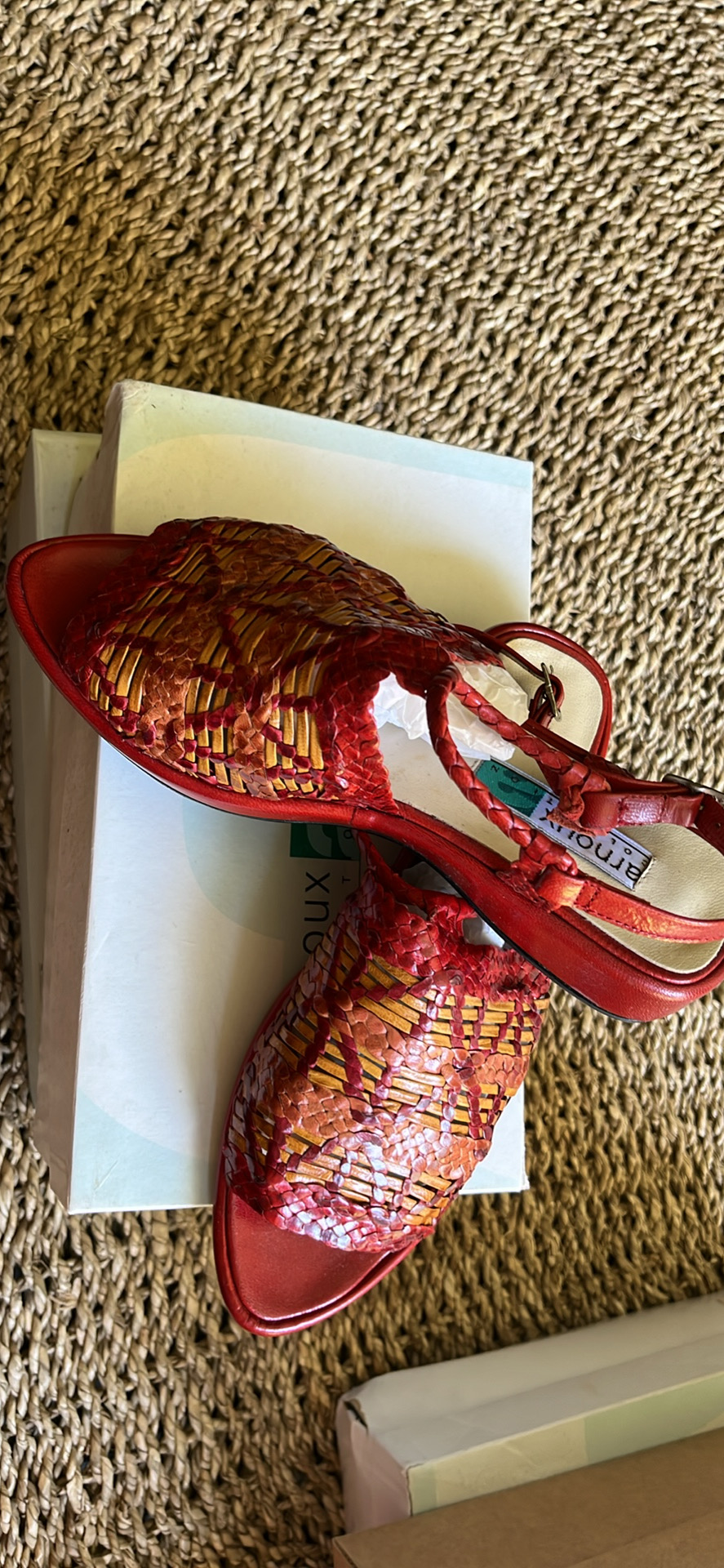 Chaussures tressées neuves