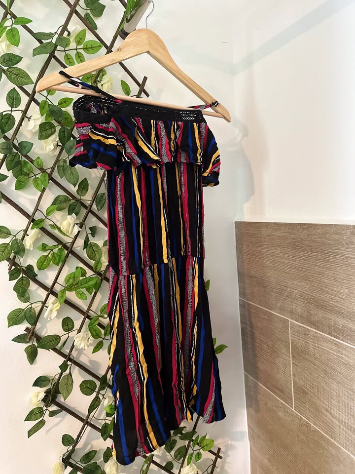 Robe colorée – épaules dénudées – rayures multicolores