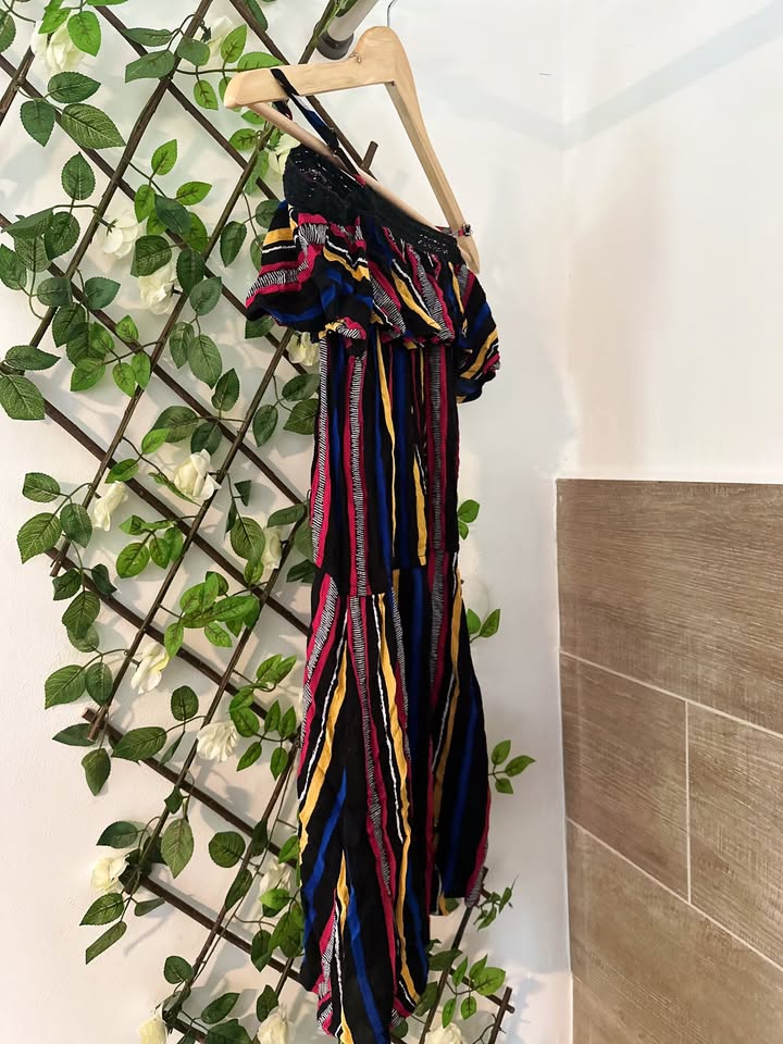 Robe colorée – épaules dénudées – rayures multicolores