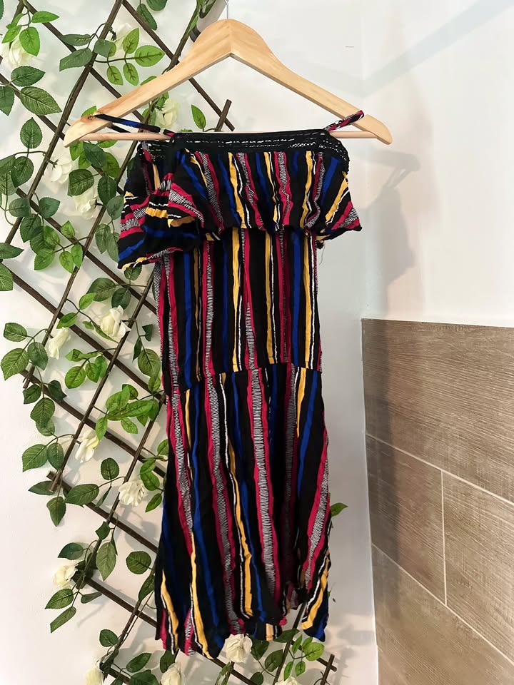 Robe colorée – épaules dénudées – rayures multicolores