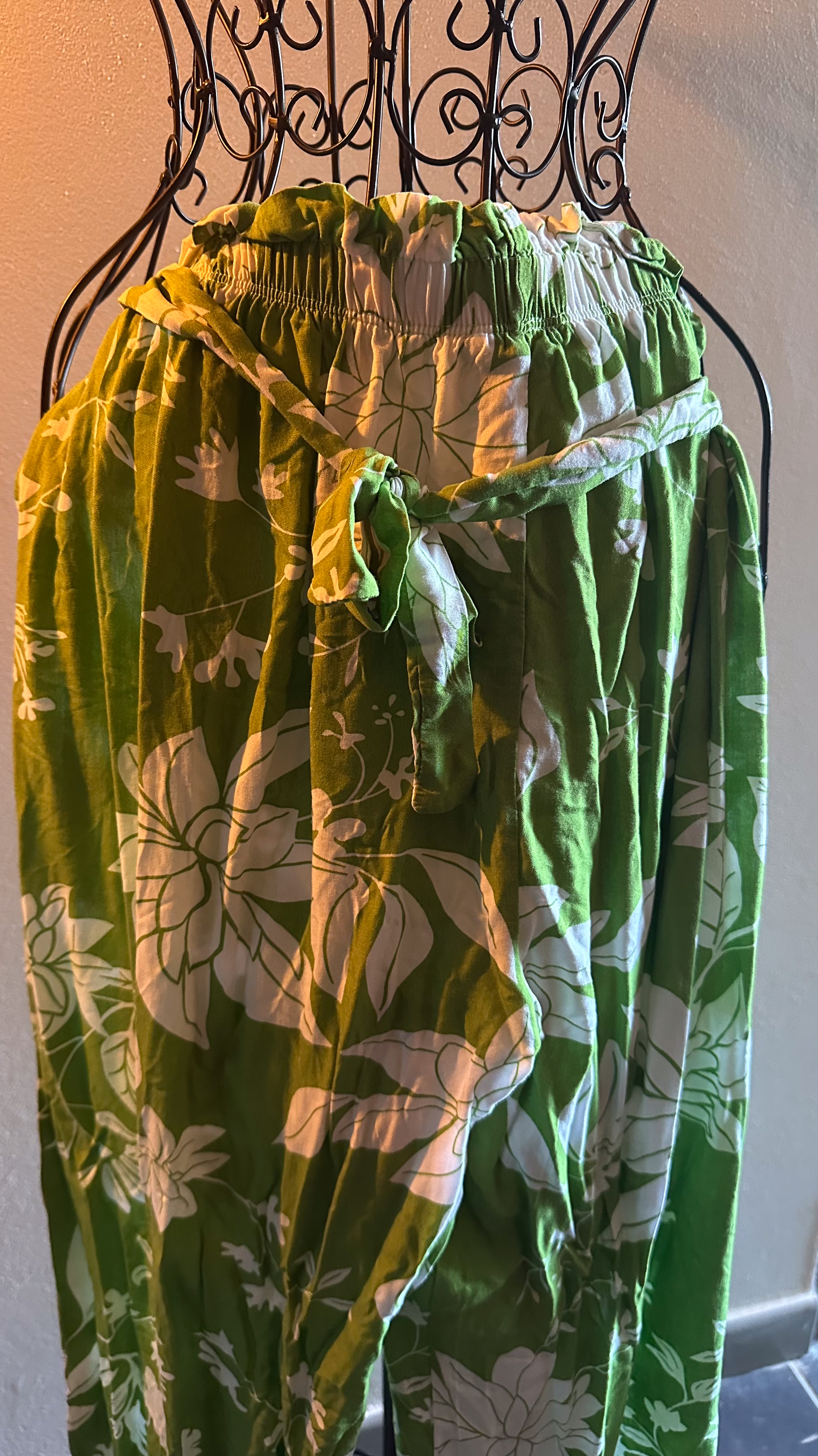 Pantalon fluide – imprimé floral tropical – vert et blanc –