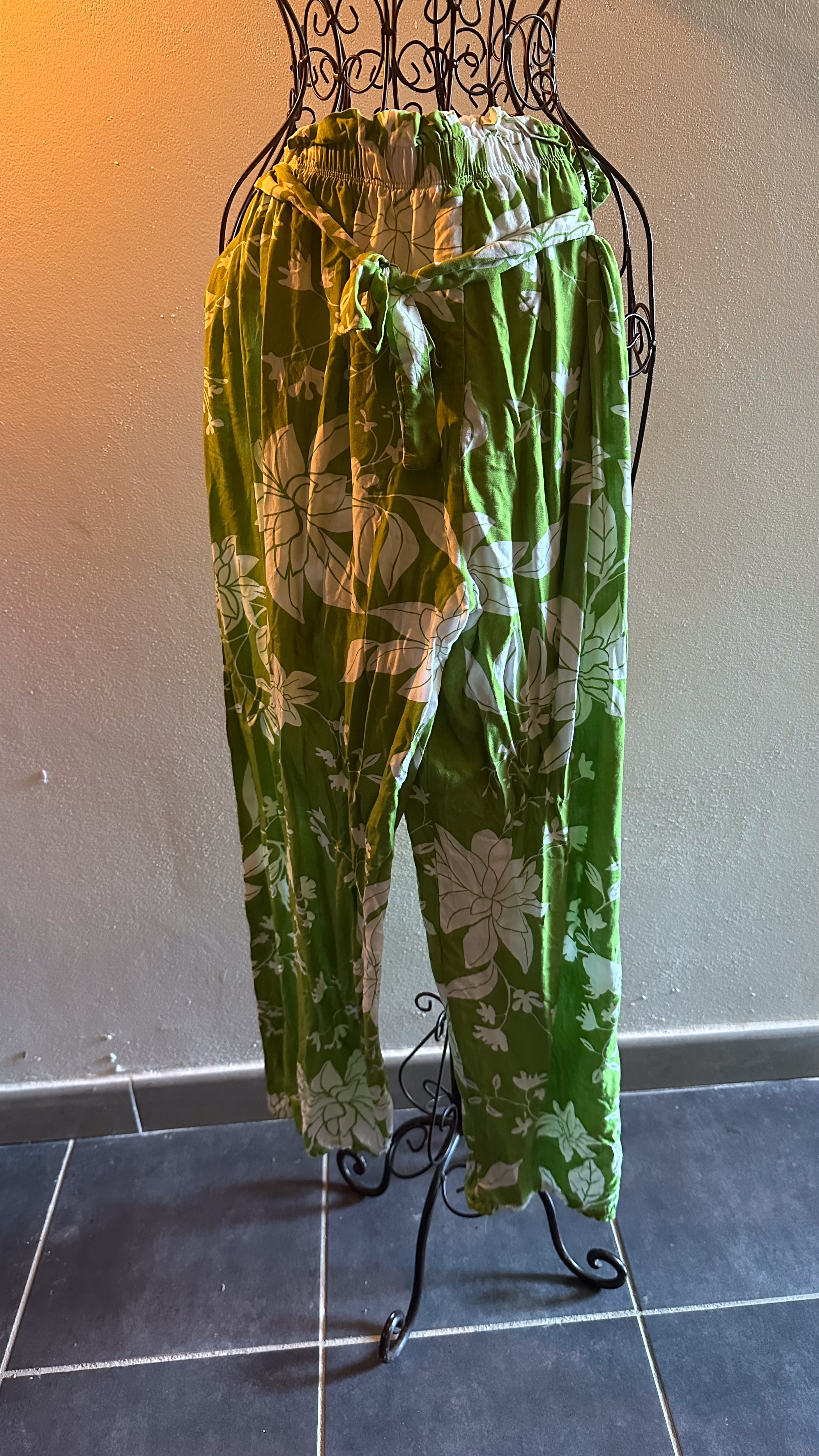 Pantalon fluide – imprimé floral tropical – vert et blanc –