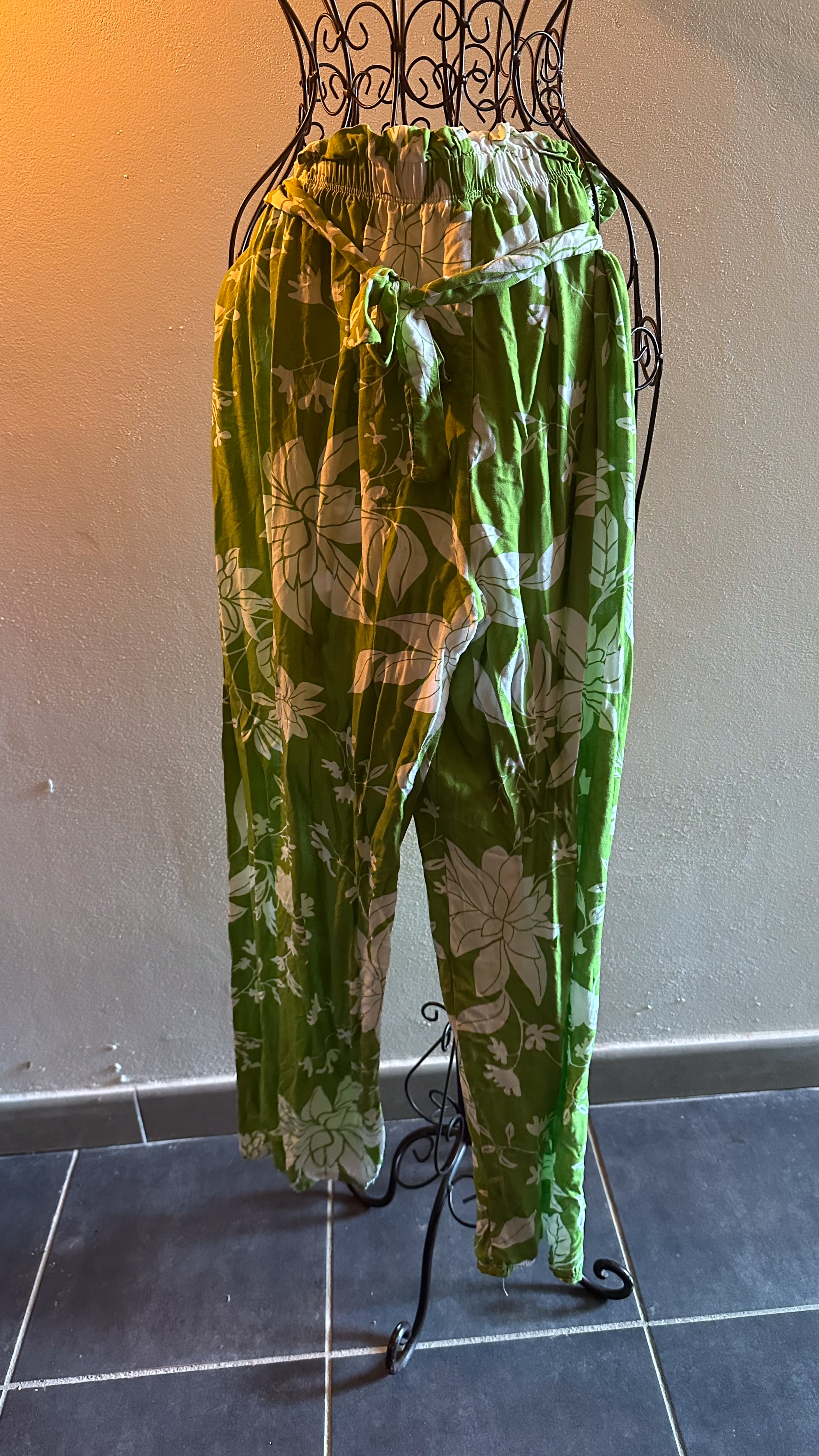 Pantalon fluide – imprimé floral tropical – vert et blanc –