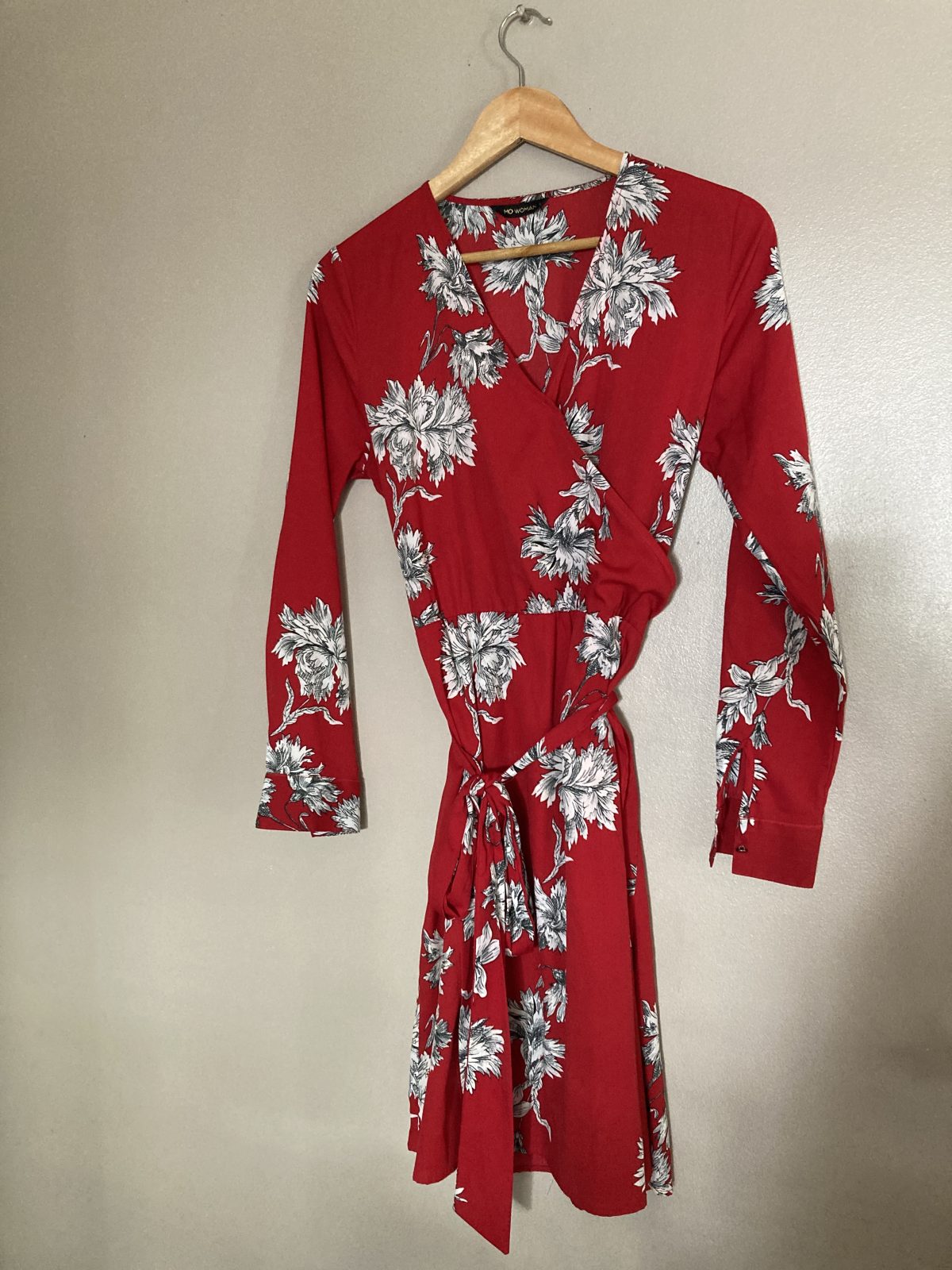 Robe rouge, imprimée, fleurs noire et blanche