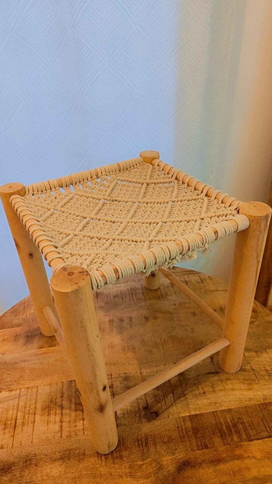MAGNIFIQUE TABOURET EN BOIS & MACRAMÉ