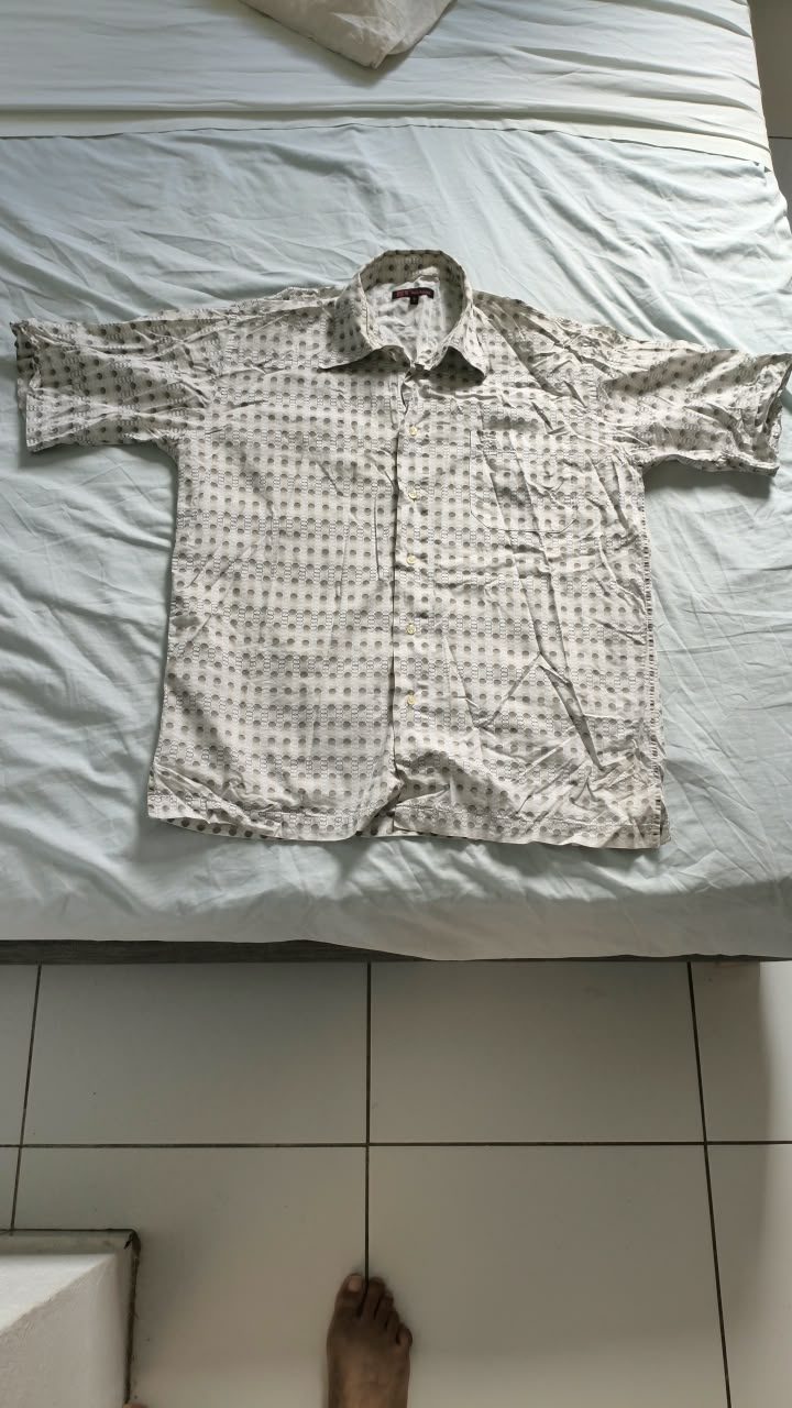 Chemise claire petits motifs manches courtes L