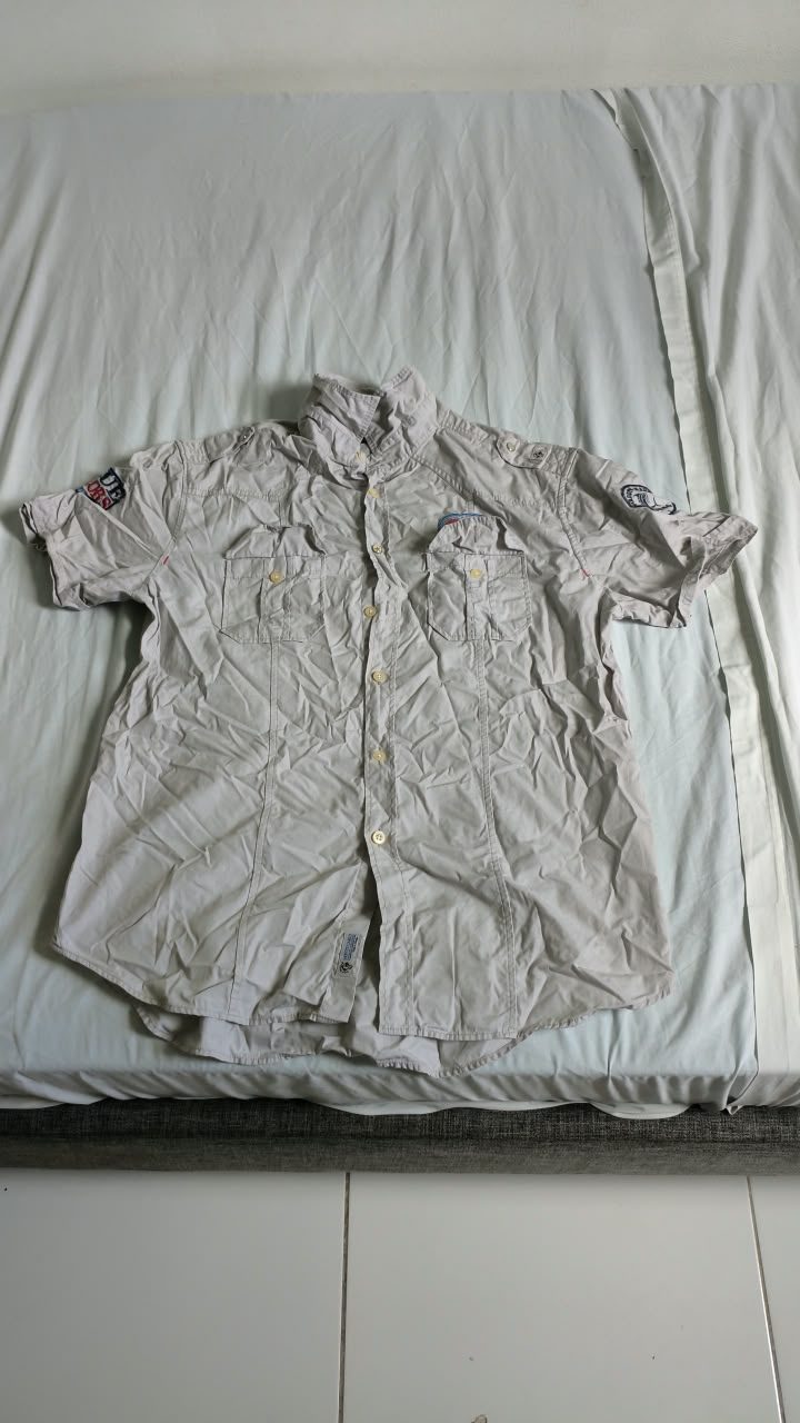 Chemise grise avec écussons, manches courtes — L