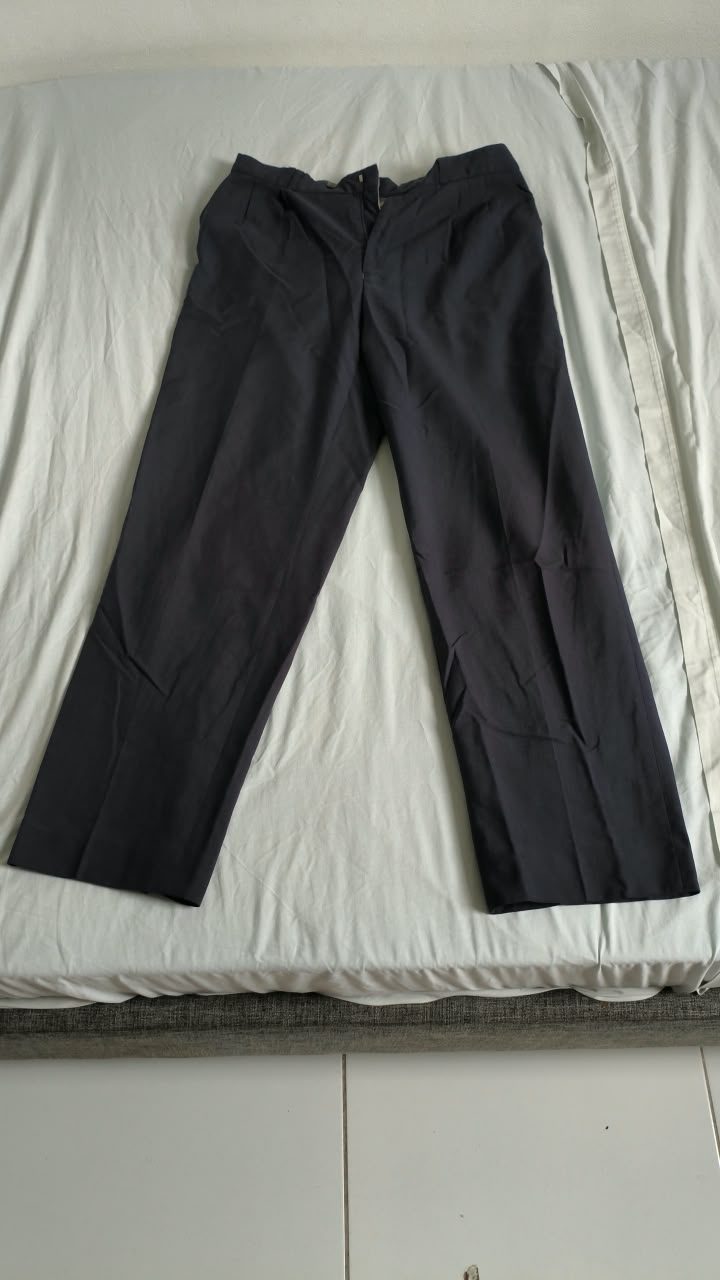 Pantalon foncé à coupe droite — 44