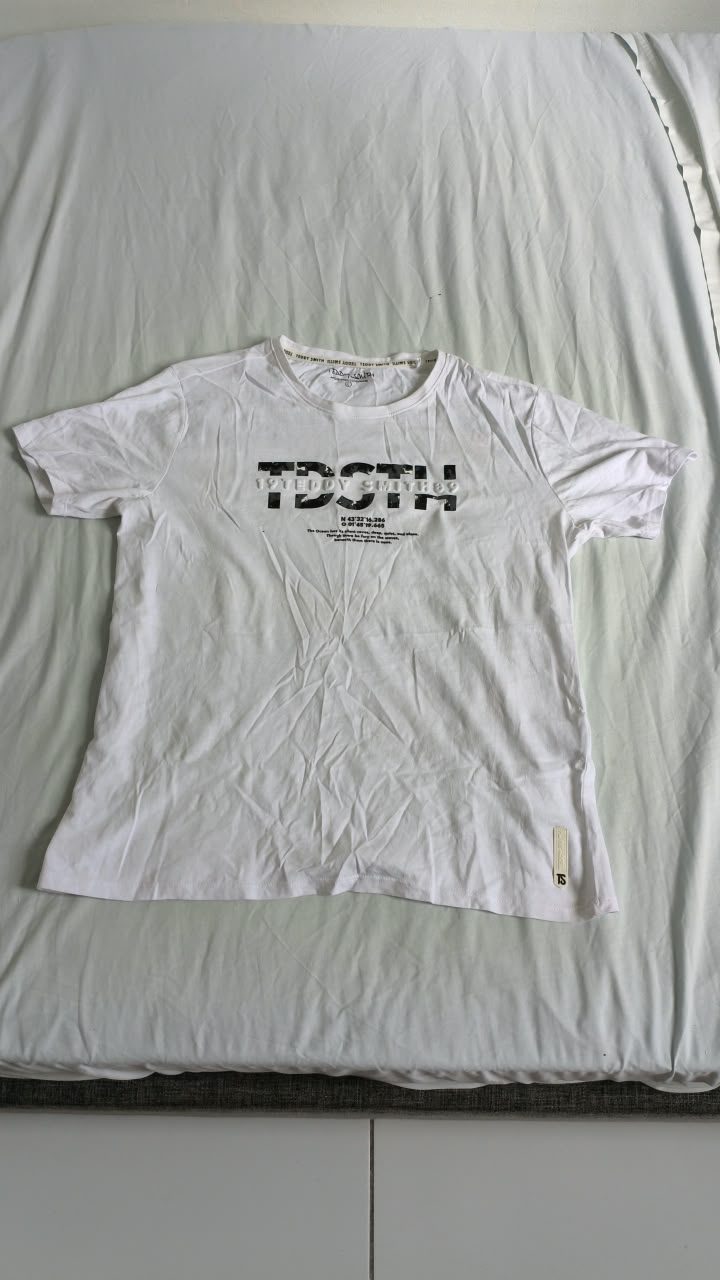 Tee-shirt blanc à inscription sur la poitrine — L sur l'étiquette, taille comme du M