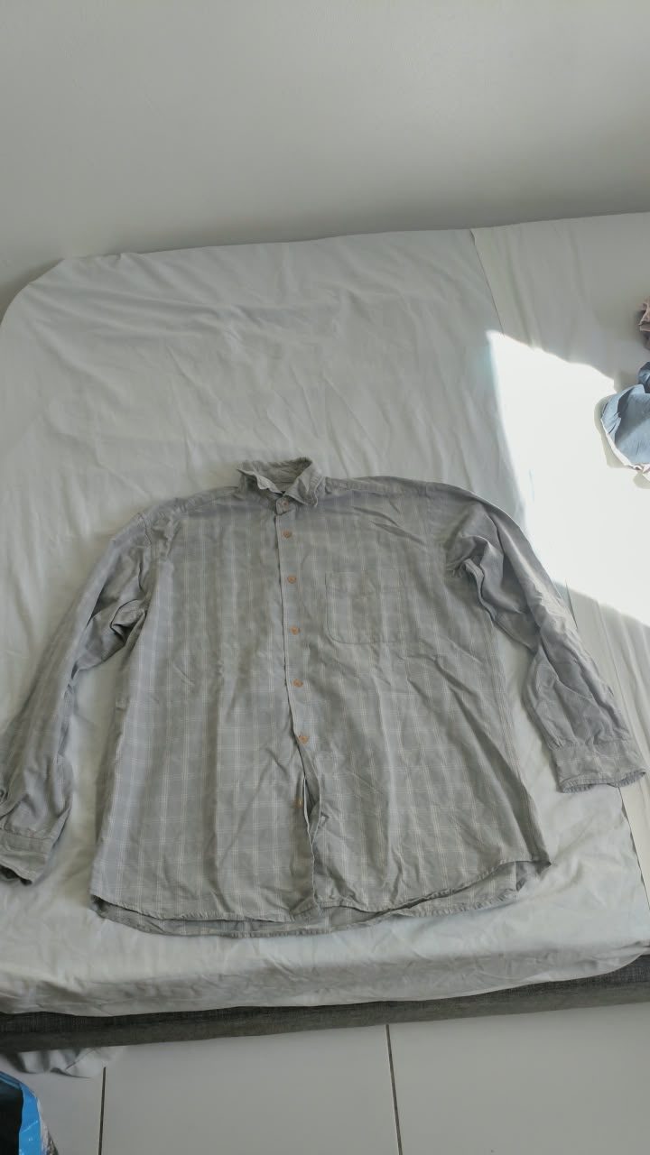 Chemise grise à carreaux discrets, manches longues — L