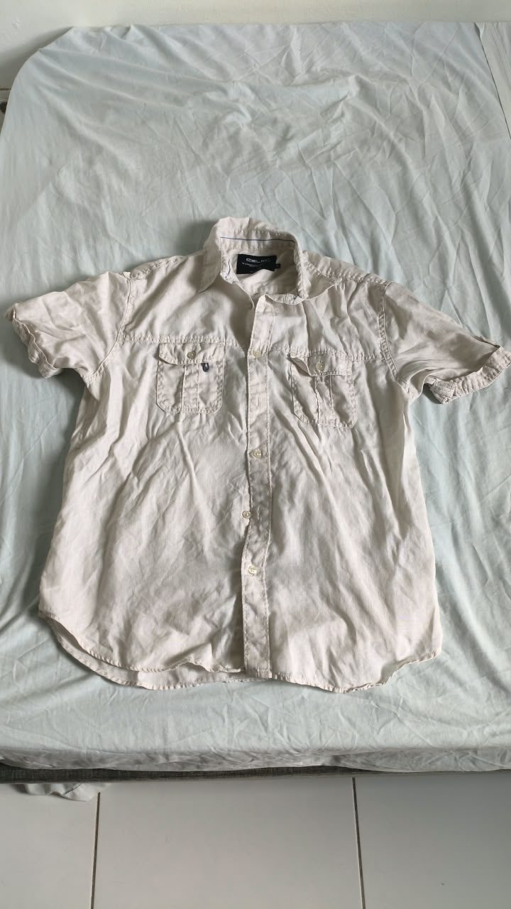 Chemise beige clair à deux poches, manches courtes — L