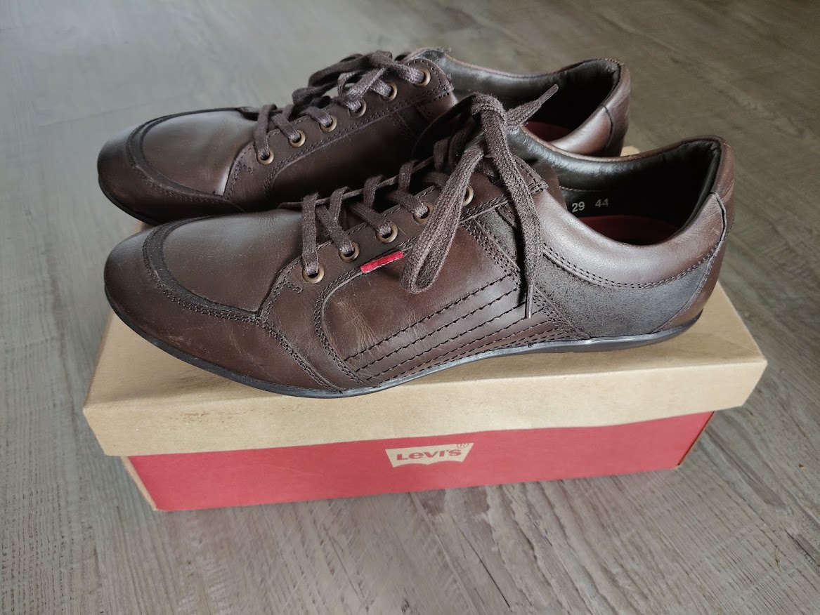 Paire de baskets Levi's en cuir P44