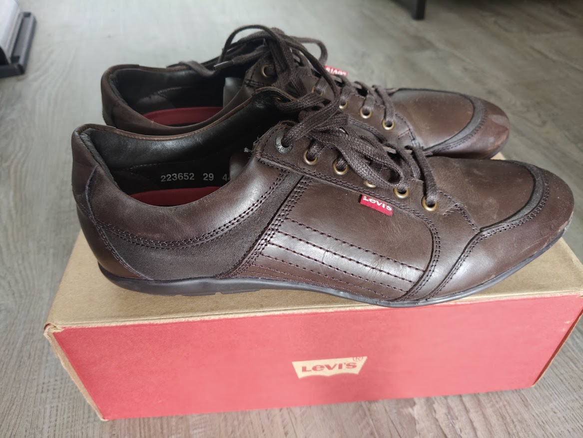 Paire de baskets Levi's en cuir P44