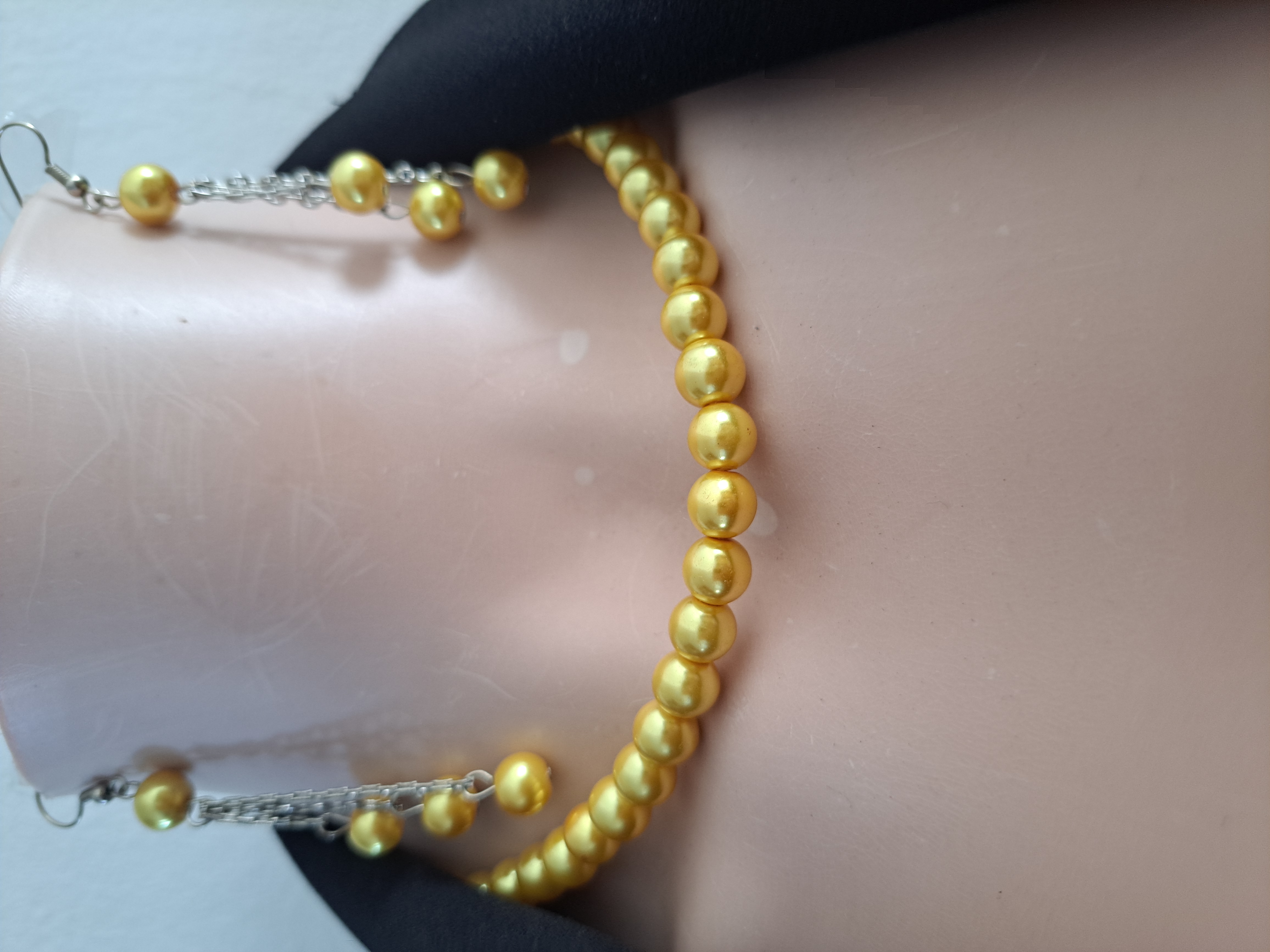 Parure de perles jaunes ,collier + boucles , Fait main NEUF