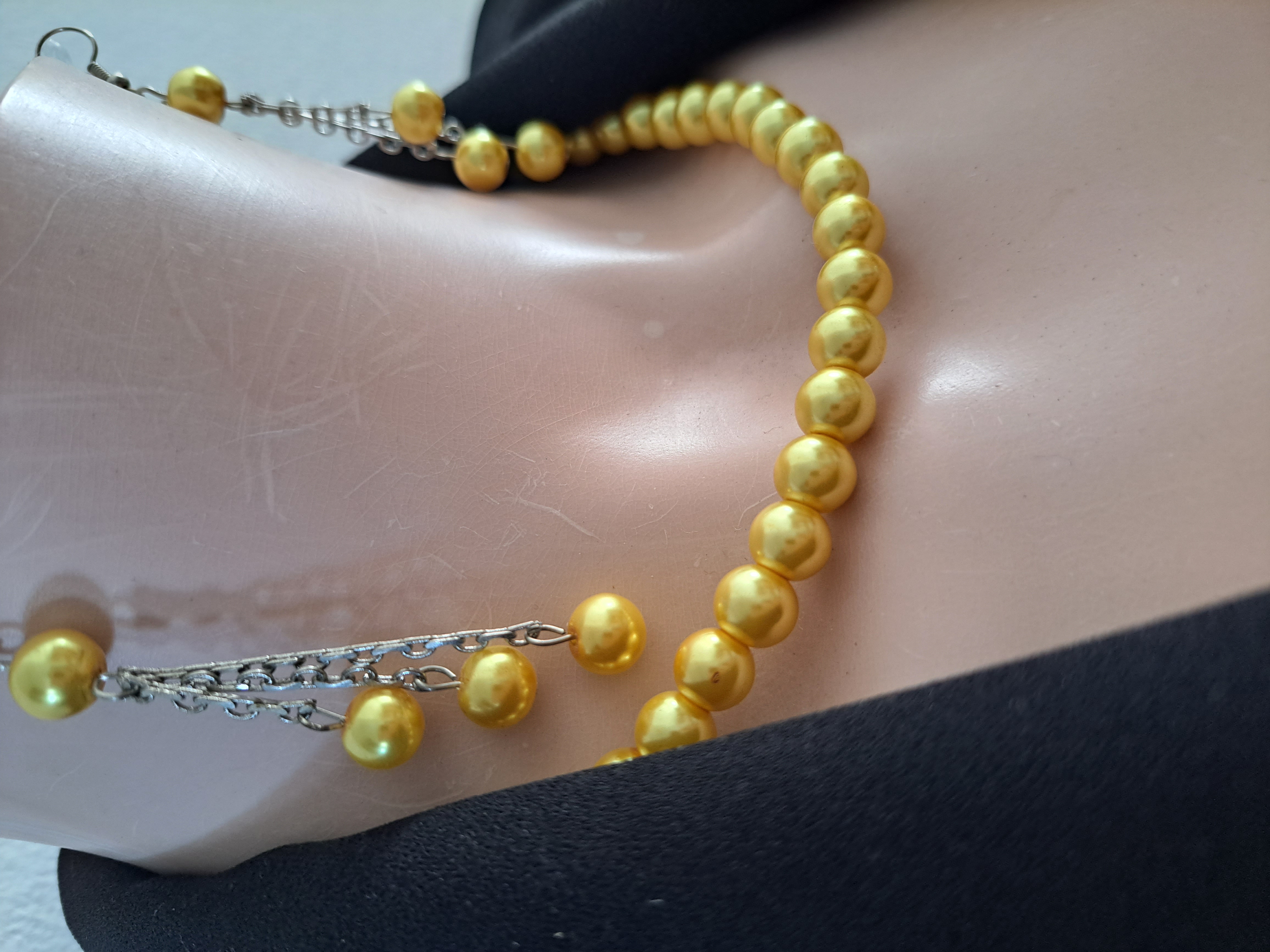 Parure de perles jaunes ,collier + boucles , Fait main NEUF