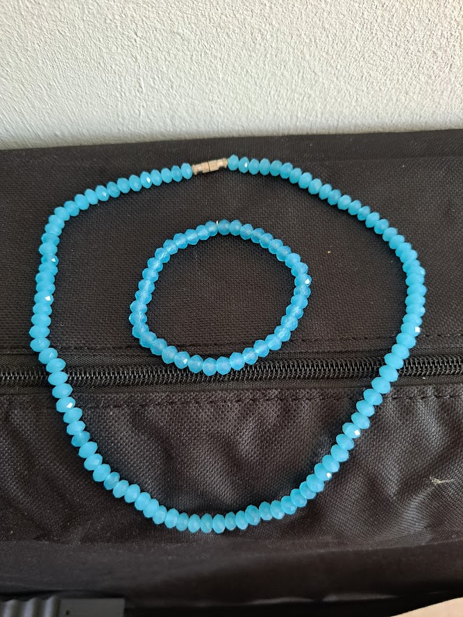 Parure perles de cristal ,bleu , collier + bracelet NEUF