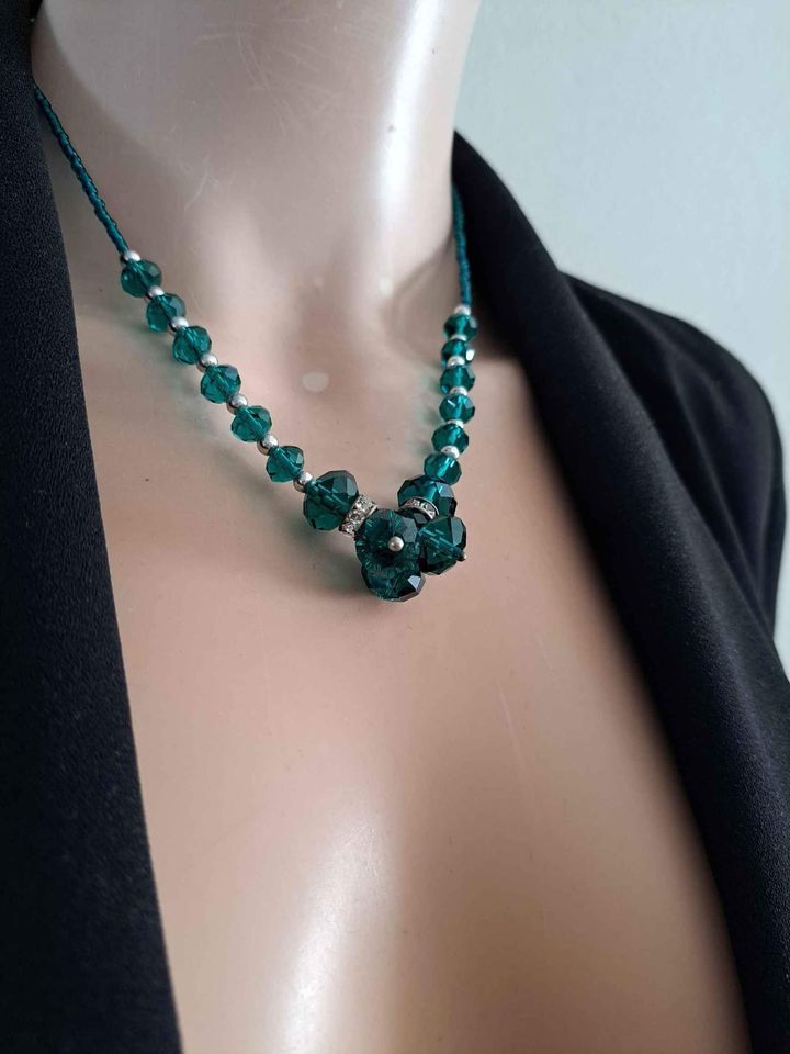 Collier perles de cristal vert, NEUF