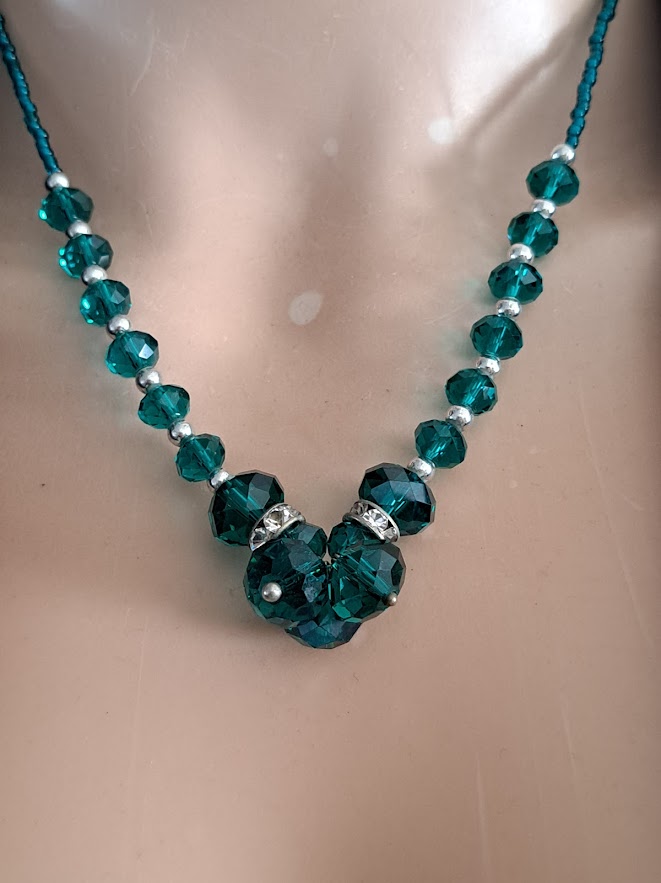 Collier perles de cristal vert, NEUF