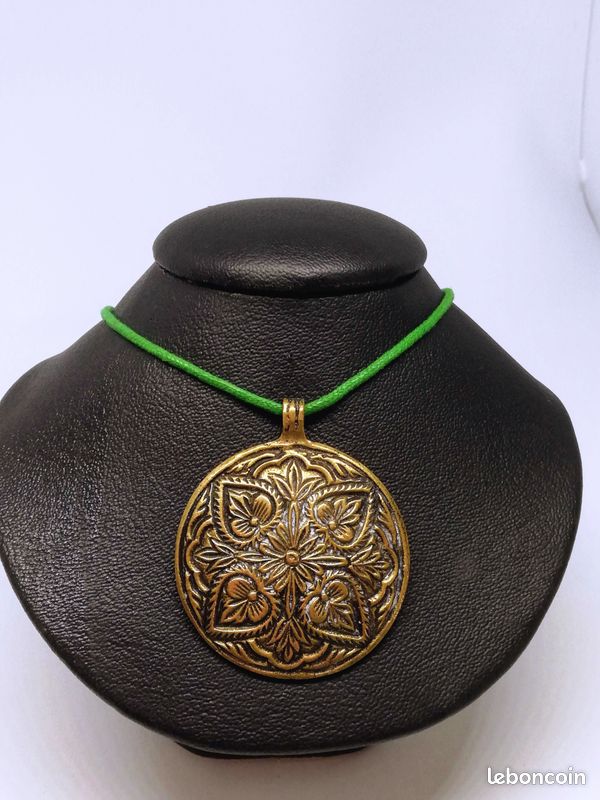 Divers colliers et pendentif ,style indien NEUF