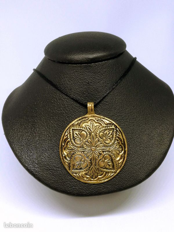 Divers colliers et pendentif ,style indien NEUF
