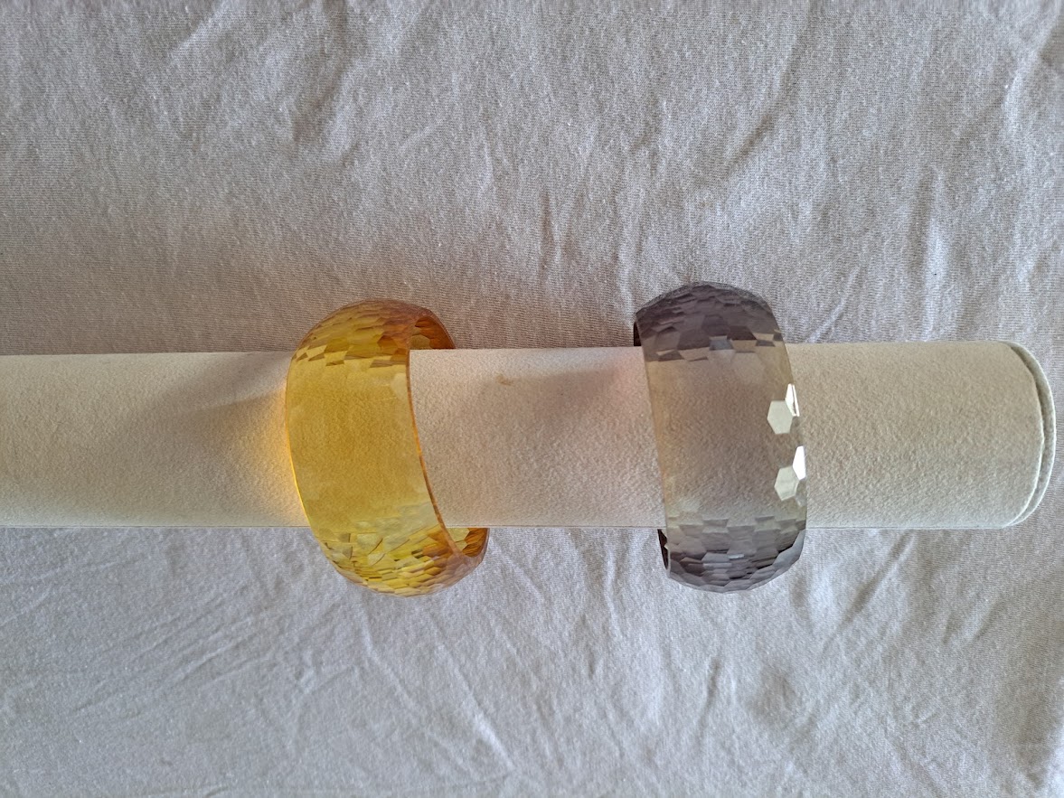 Gros bracelet effet martelé colorie jaune ou taupe