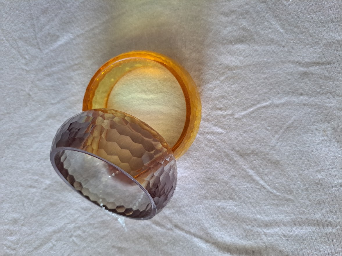 Gros bracelet effet martelé colorie jaune ou taupe